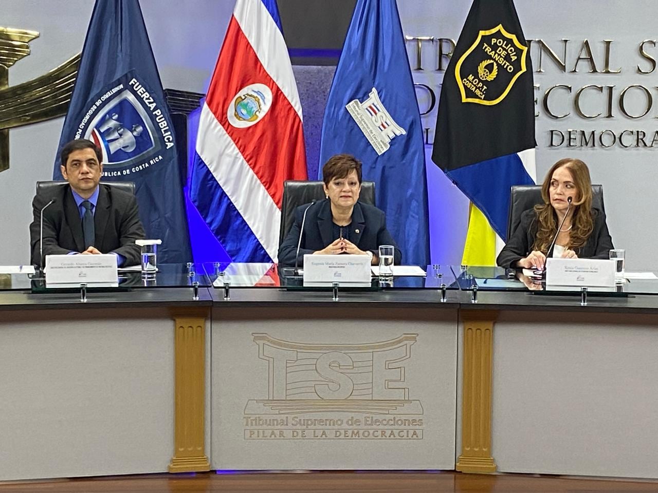 Gerardo Abarca, director del Registro, Eugenia Zamora, presidenta del TSE y Xenia Guerrero, directora de estrategia tecnológica del TSE, sentados en una mesa.