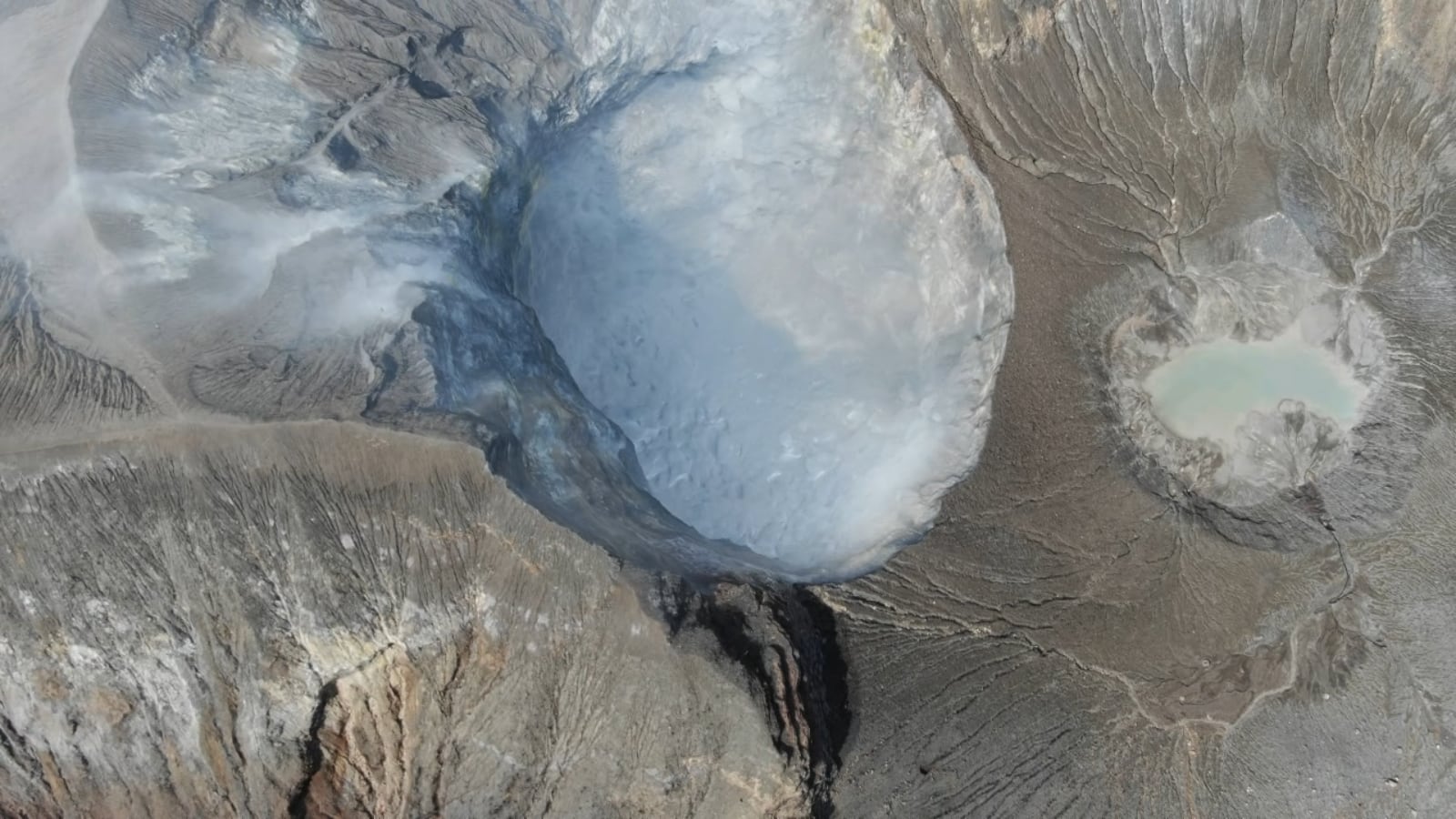 Desde un dron se pudo captar la erosión de la pared sur del Turrialba. La parte oscura que se ve abajo, al centro corresponde a un gran desprendimiento que seguirá hasta que se logre un punto de equilibrio. Foto: Geoffroy Avard y Ciryl M[uller.