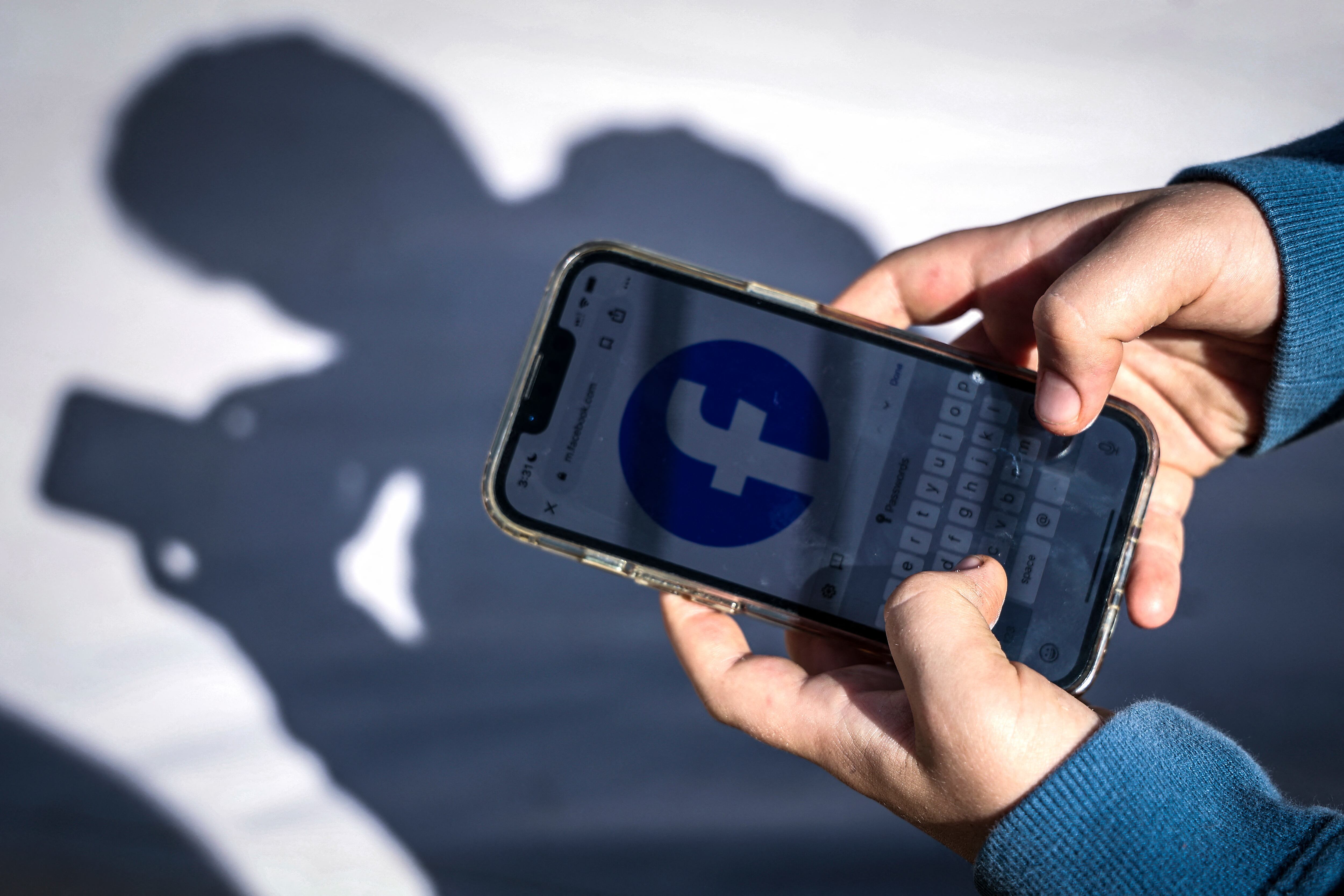 Imagen del 24 de octubre pasado, muestra a un niño de 14 años posando en su casa cerca de Gosford mientras consulta redes sociales en su teléfono móvil. El gigante tecnológico Meta anunció el 4 de diciembre de 2025 que comenzará a eliminar a los menores de 16 años en Australia de Instagram, Threads y Facebook. Fotografía: