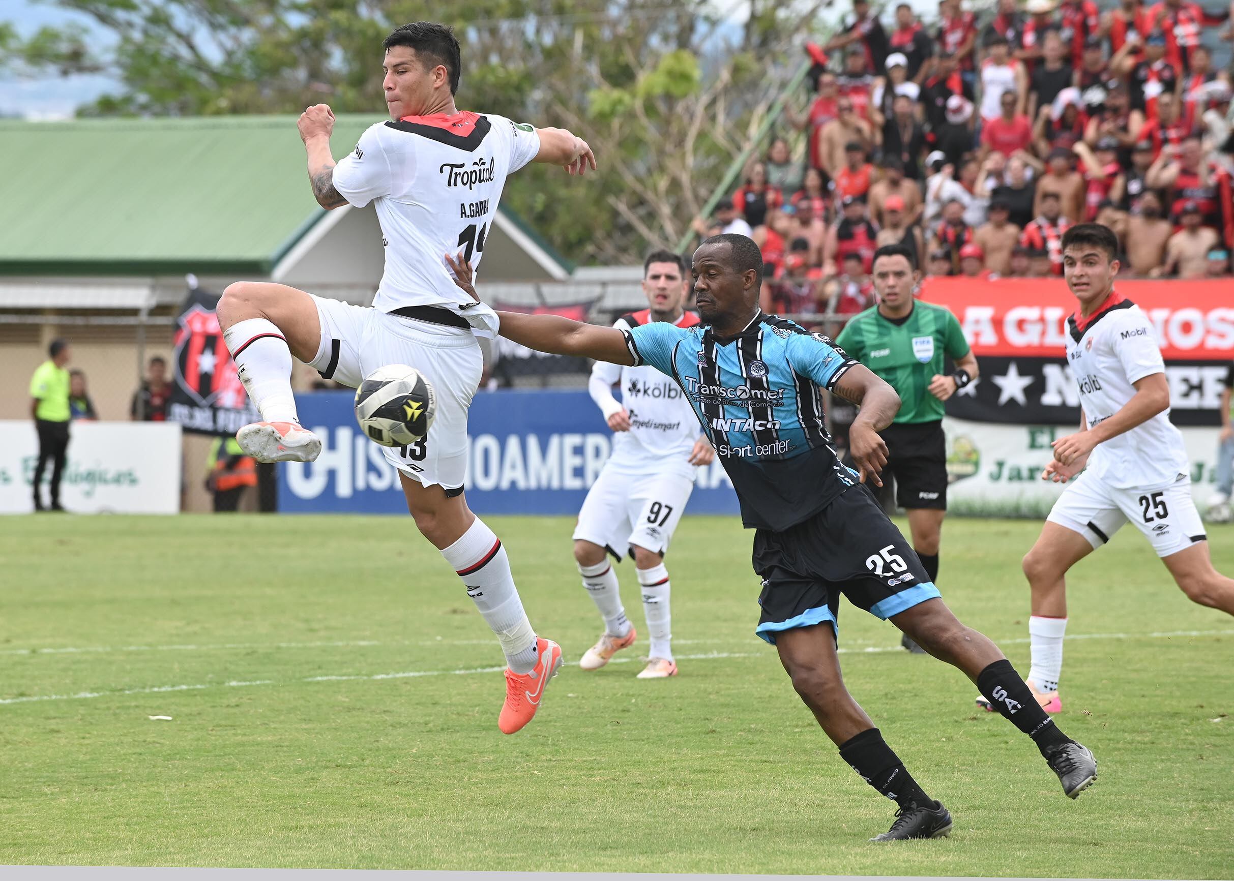 04 de mayo del 2025. Estadio de Piedades de Santa Ana. 11:00 hrs. Jornada 21 del Torneo de Clausura 2025 del Campeonato de Fútbol de Primera División. El equipo descendido, Santa Ana, enfrenta a la Liga Deportiva Alajuelense que disputa junto a Heredia y Cartago el primer lugar de la tabla de posiciones. El técnico manudo Oscar Ramírez presenta su propuesta que lo llevará hasta las instancias finales. En tanto el equipo de Santa Ana cumple con el programa del campeonato en dos partidos más a pesar de que ya descendió a la segunda categoría. Foto: Albert Marín