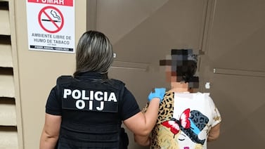 Mujer de 70 años es sospechosa de encubrir a su hijo en un caso de homicidio en Limón
