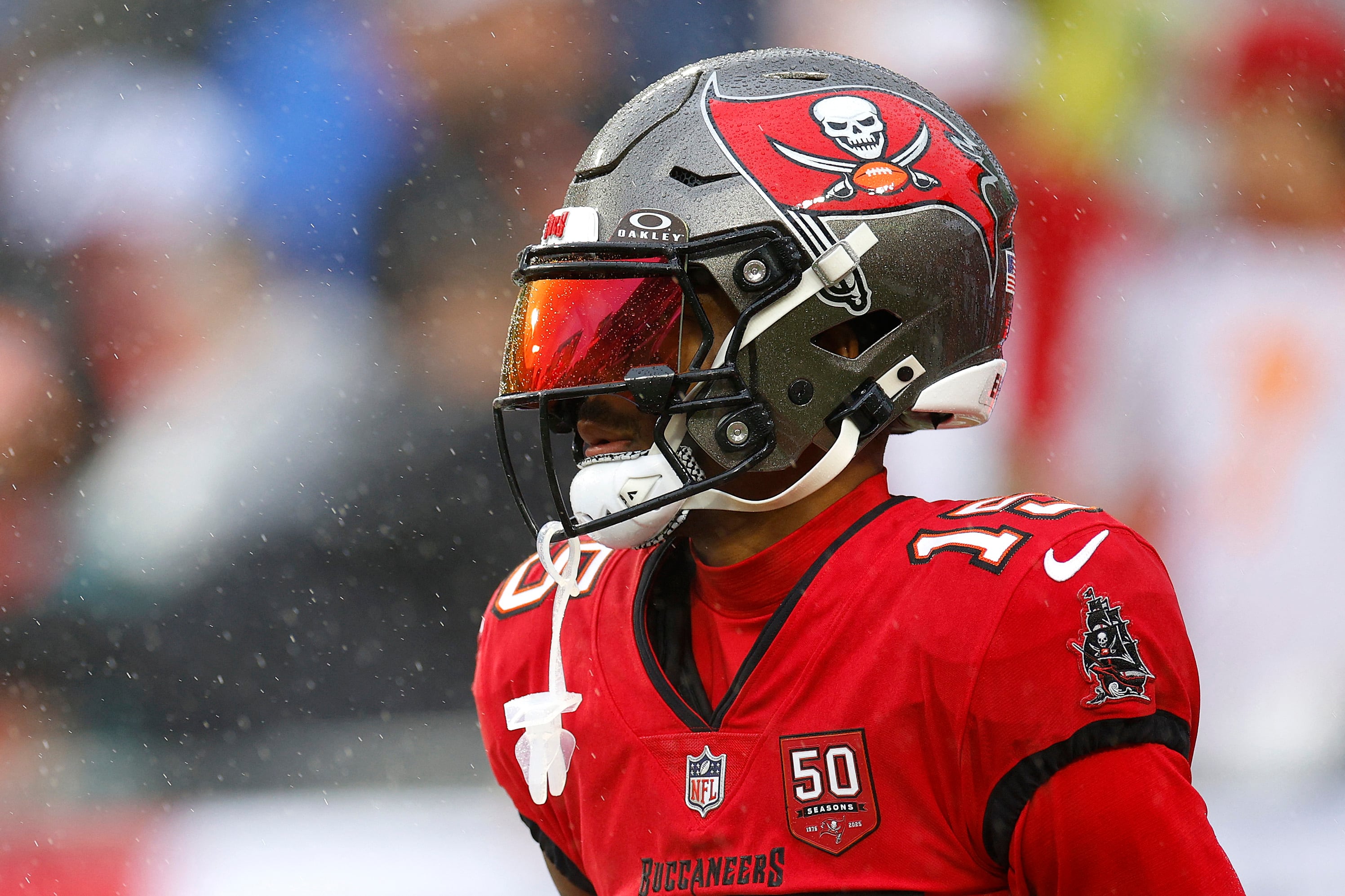 La joven aseguró que el atleta del Tampa Bay Buccaneers la engañó antes y después de la propuesta de matrimonio.