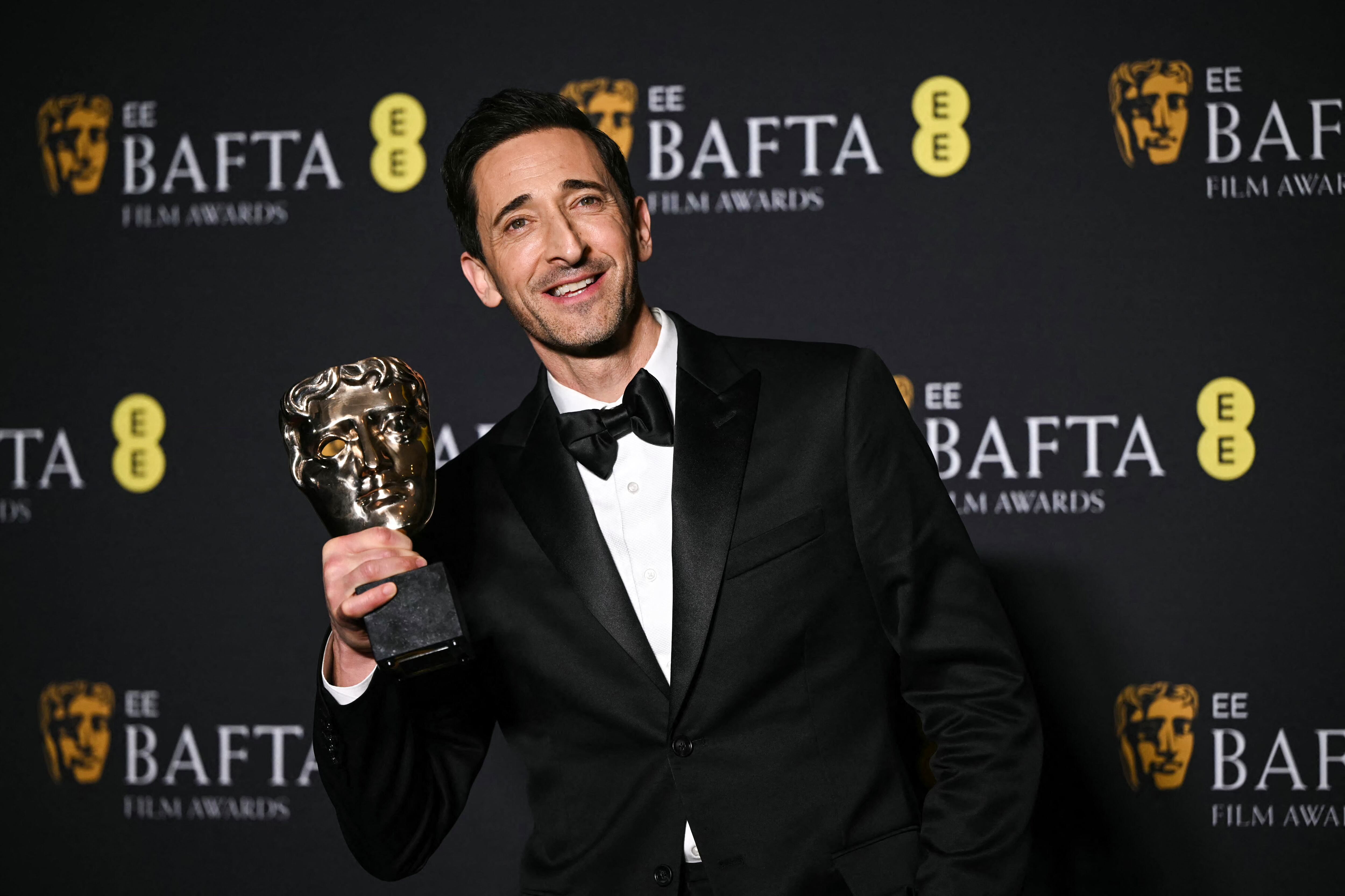 El actor estadounidense Adrien Brody posa con el premio al Mejor actor principal por 'The Brutalist' durante la ceremonia de los Premios BAFTA de la Academia Británica de Cine.