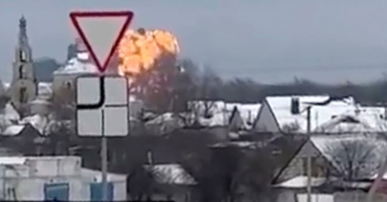 Un avión de transporte militar ruso Il-76 con 65 prisioneros de guerra ucranianos a bordo se estrelló este miércoles en una región fronteriza con Ucrania, causando la muerte de todos los ocupantes, dijeron las autoridades locales. Foto: Captura de pantalla