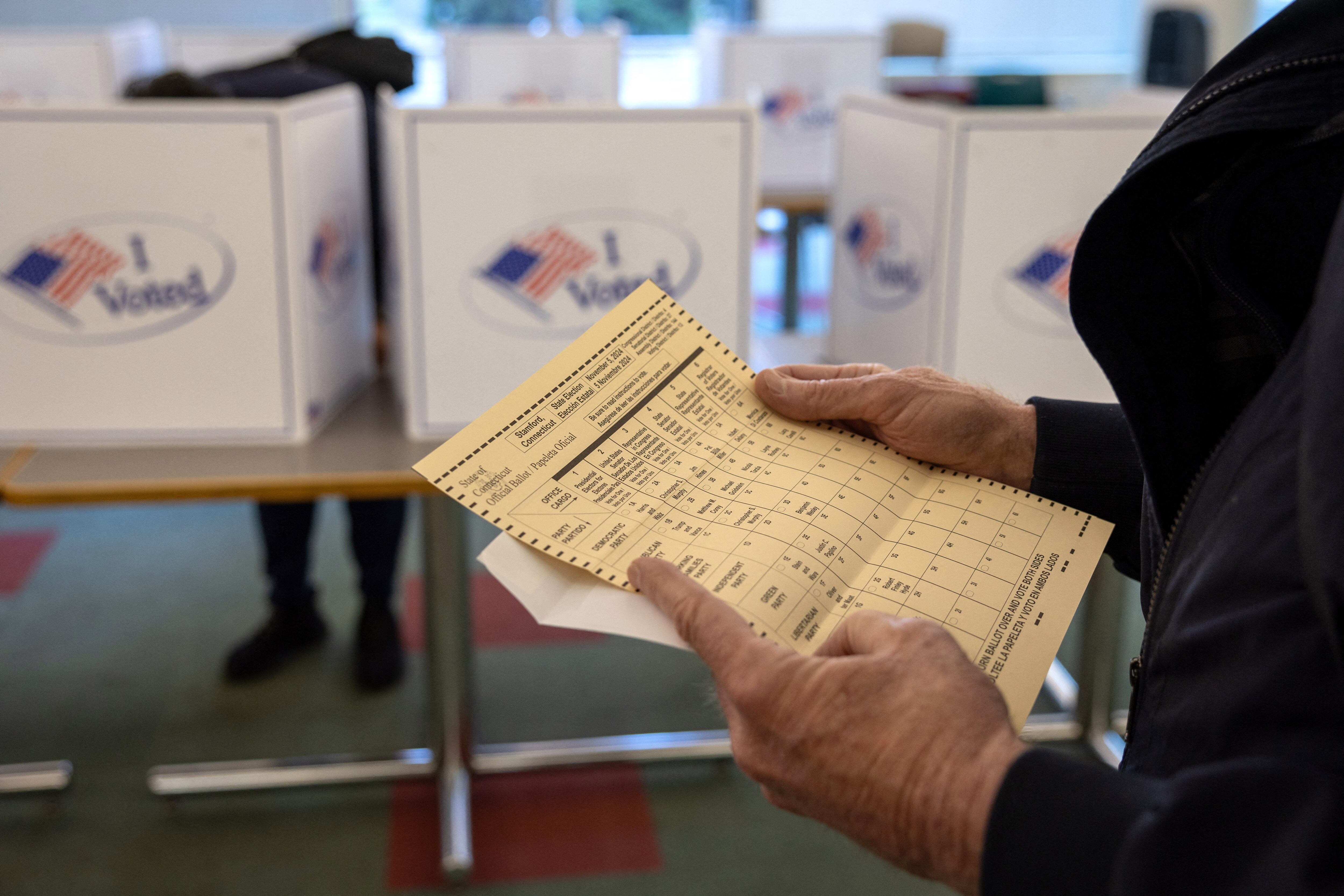 Un votante se prepara para llenar su boleta en el Centro de Gobierno de Stamford el primer día de votación anticipada el 21 de octubre de 2024 en Connecticut.