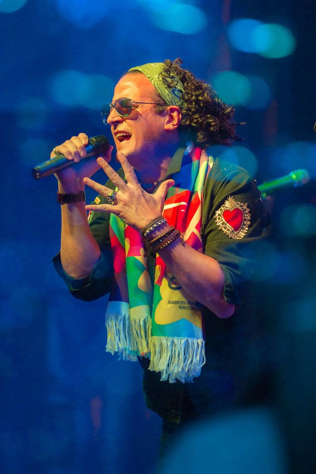 Para el concierto, Marcos Gómez trajo un acordeonero directamente de Colombia, destacando el contraste sonoro de un acordeón vallenato auténtico junto a una orquesta de 50 músicos.