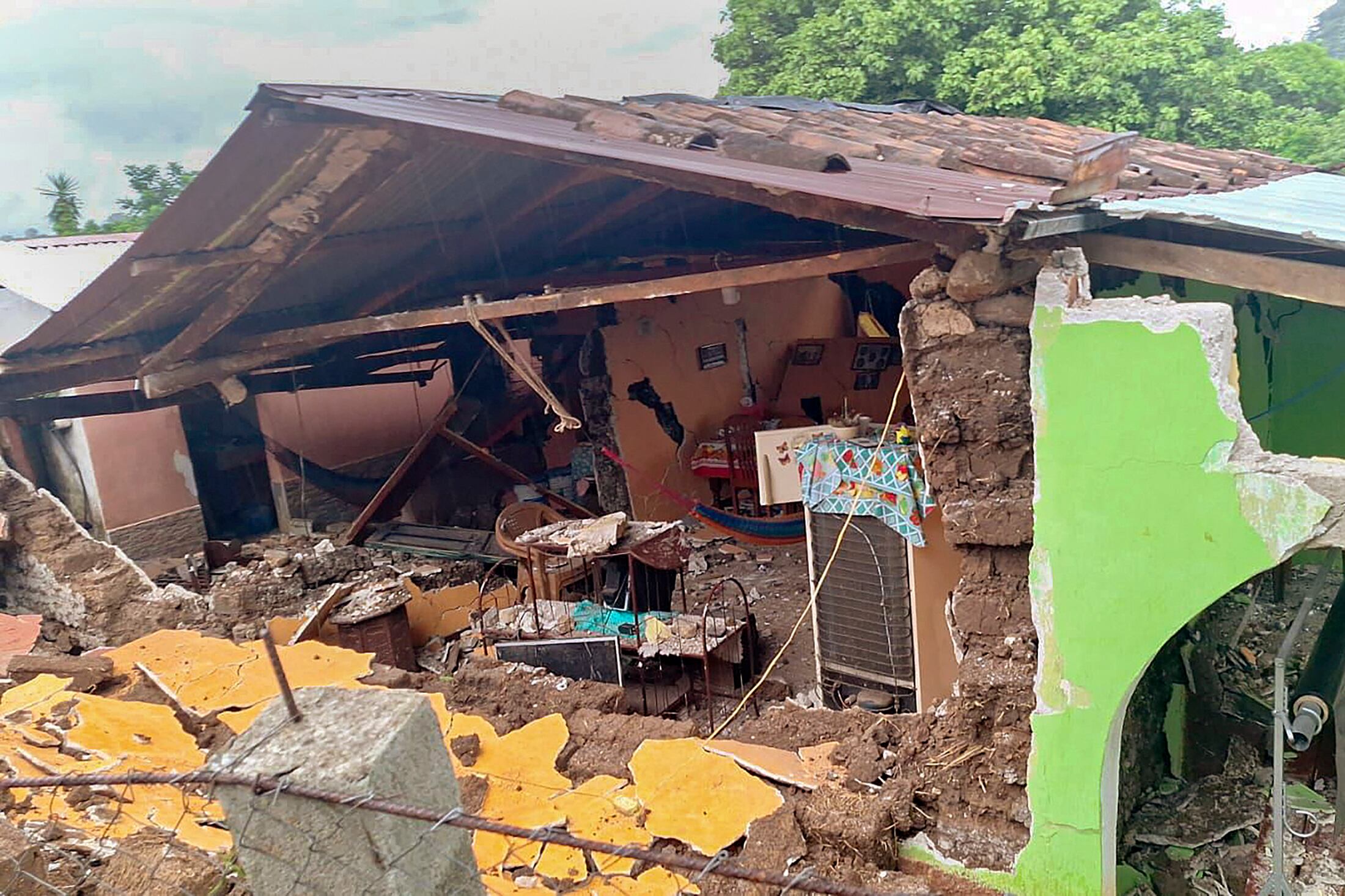 Fotografía distribuida por el Cuerpo de Bomberos Municipales Departamentales de Guatemala que muestra una vivienda colapsada tras una serie de sismos en Comapa, Guatemala, el 29 de julio de 2025. Dos terremotos de magnitud 5,6 y 5,3 sacudieron Guatemala ese día, afectando viviendas en dos localidades del sureste, cerca de la frontera con El Salvador. (Foto: Bomberos Municipales Departamentales / AFP) / USO EDITORIAL ÚNICAMENTE - CRÉDITO OBLIGATORIO "AFP PHOTO / BOMBEROS MUNICIPALES DEPARTAMENTALES DE GUATEMALA / HANDOUT" - PROHIBIDO SU USO EN CAMPAÑAS PUBLICITARIAS O DE MARKETING - DISTRIBUIDA COMO SERVICIO A LOS CLIENTES.