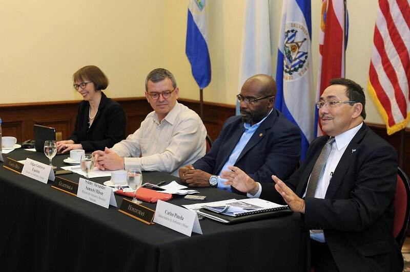 La subsecretaria estadounidense, Judy Garber; los ministros de ambiente de Costa Rica, Édgar Gutiérrez, y de Guatemala, Sydney Samuels; y el viceministro de Honduras, Carlos Pineda (izquierda a derecha), coincidieron en la necesidad de llegar a un concenso con los empresarios en temas ambientales.