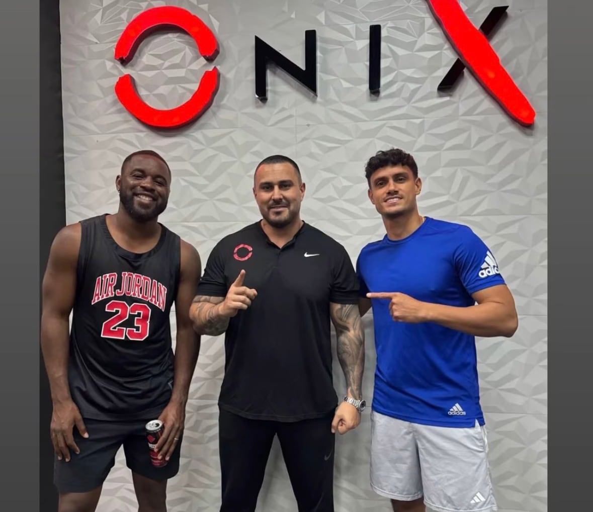 Joel Campbell y Yeltsin Tejeda están cuidando su condición física con el 'coach' Jonathan Uva.