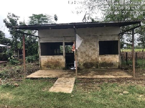 Casa en estado regular. Incluye sala, cocina y dos cuartos. Necesita reparaciones y servicios nuevos. Precio con descuento: ¢4,3 millones.