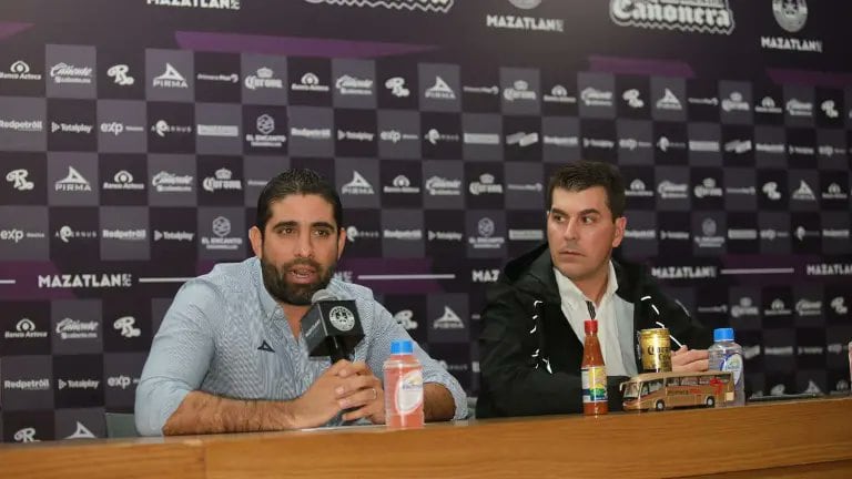Carlos Vela e Ismael Rescalvo trabajaron juntos en el pasado. Ahora se reencuentran en Liga Deportiva Alajuelense.