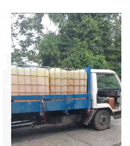 En caso de accidente este camión cargado de diésel podría haber contaminado fuentes de agua en Siquirres. Hasta en la cabina llevaba pichingas cargadas. Foto: MSP.