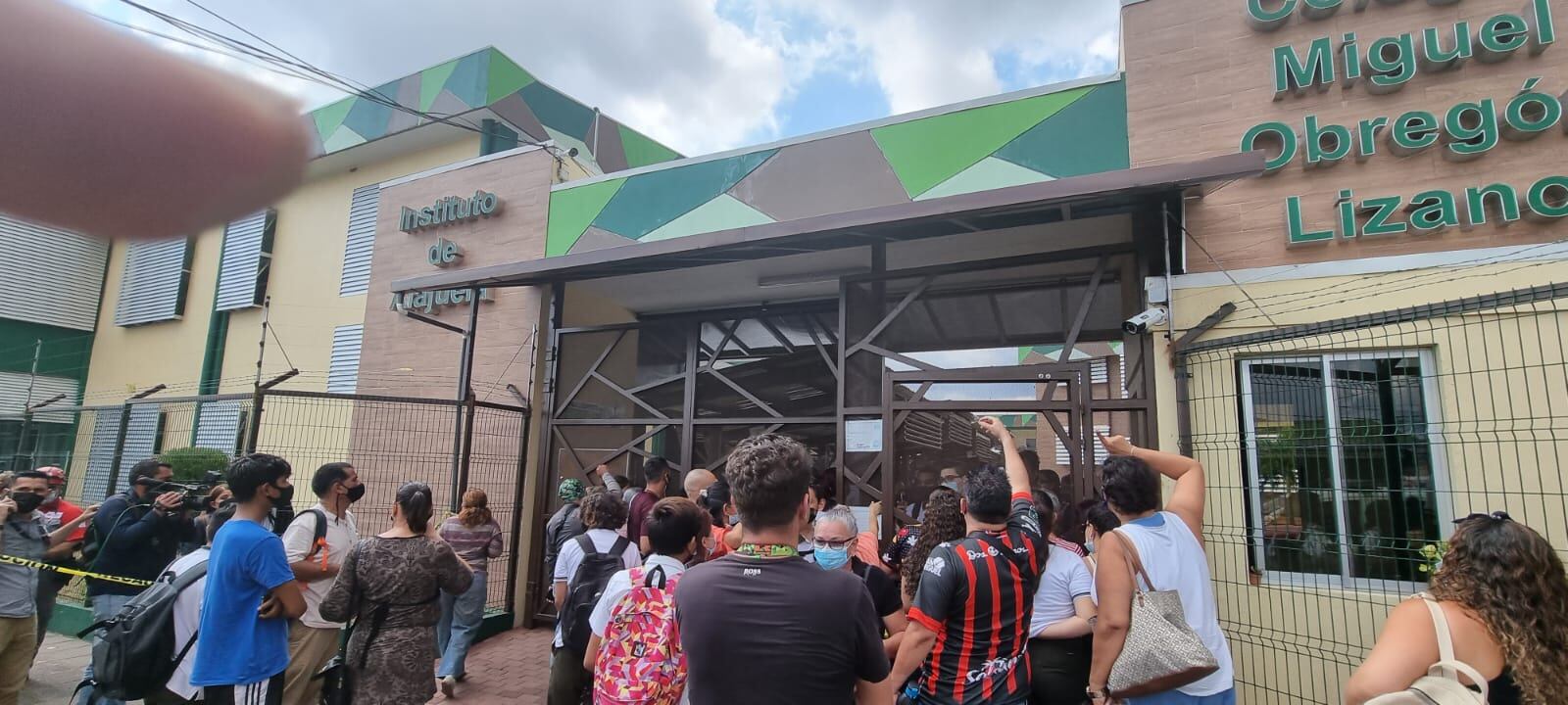 Pleito en Instituto de Alajuela terminó con 23 estudiantes en el hospital. Foto Francisco Barrantes.
