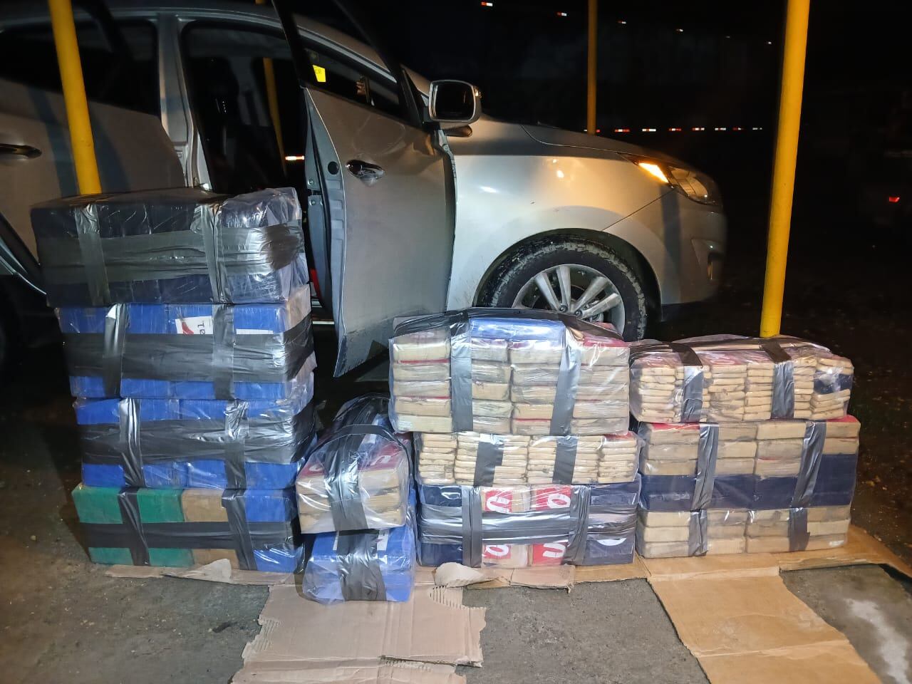 La droga estaba empacada en paquetes gruesos y delgados, con marcas y colores diferentes. Foto: Cortesía MSP.