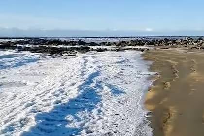 El mar en San Sebastián, Tierra del Fuego, se congeló por bajas temperaturas, sorprendiendo a locales y turistas. Además, un iceberg fue detectado cerca de la Isla de los Estados.
