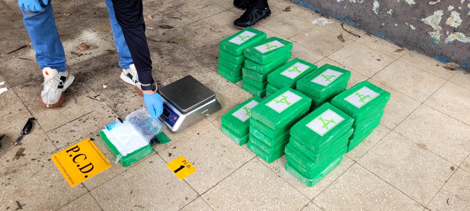 En total, se encontraron 38 paquetes con cocaína, los cuales serám enviados a los Estados Unidos, según las investigaciones.