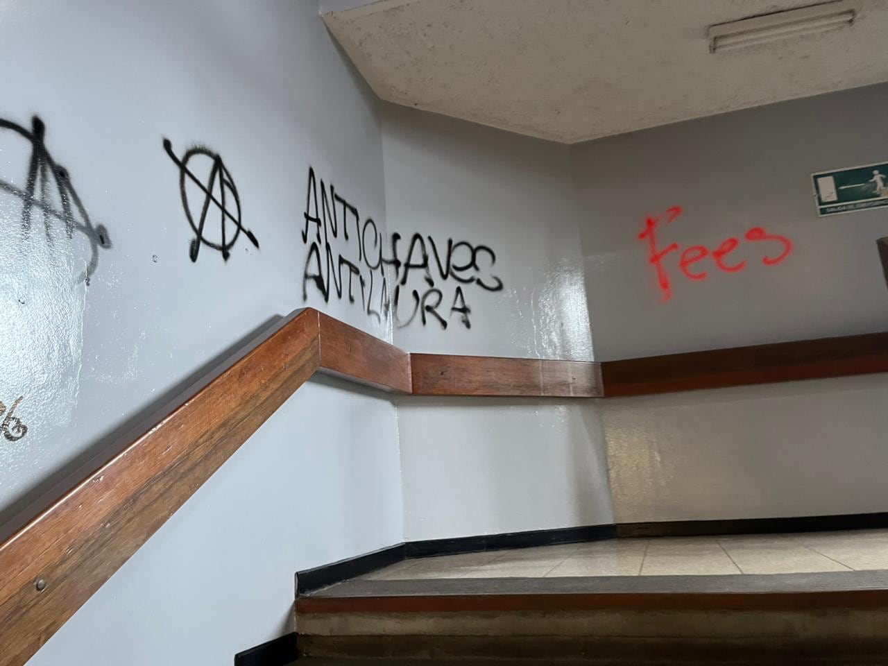 Estudiantes pintan consignas en el edificio de la Rectoría de la UCR.