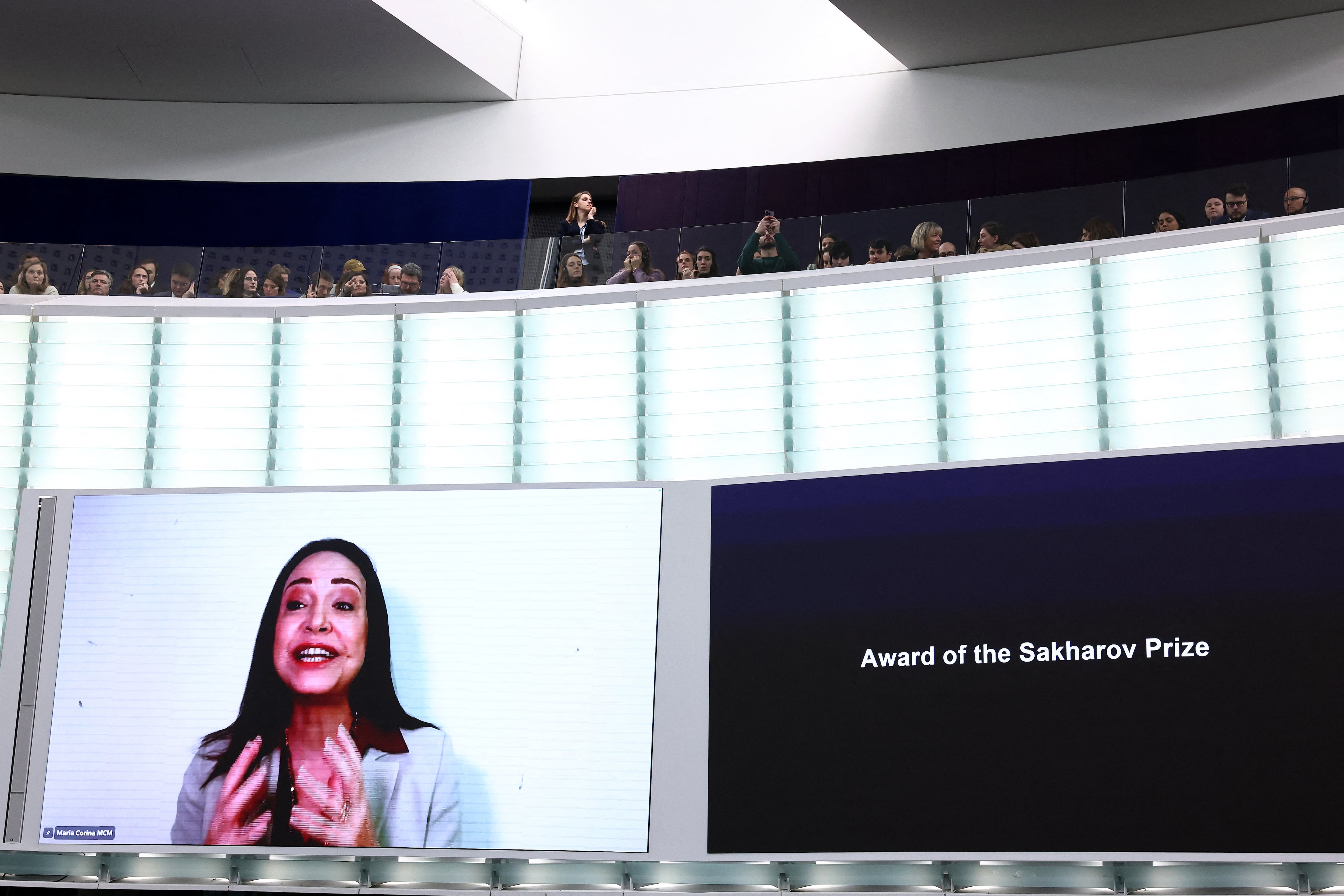 María Corina Machado, líder de la oposición venezolana, recibe el premio Sájarov 2024 por videoconferencia desde el Parlamento Europeo en Estrasburgo, Francia.