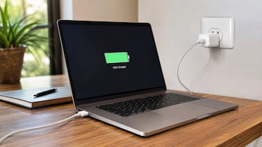 ¿Es malo dejar la laptop enchufada todo el día? Expertos revelan qué pasa con la batería
