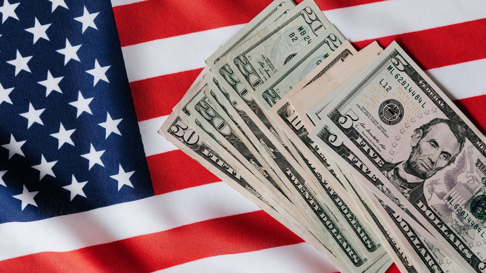 Migrantes en situación irregular en Estados Unidos pueden recibir $3.000 y un vuelo gratis si se registran para autodeportarse antes de fin de año.