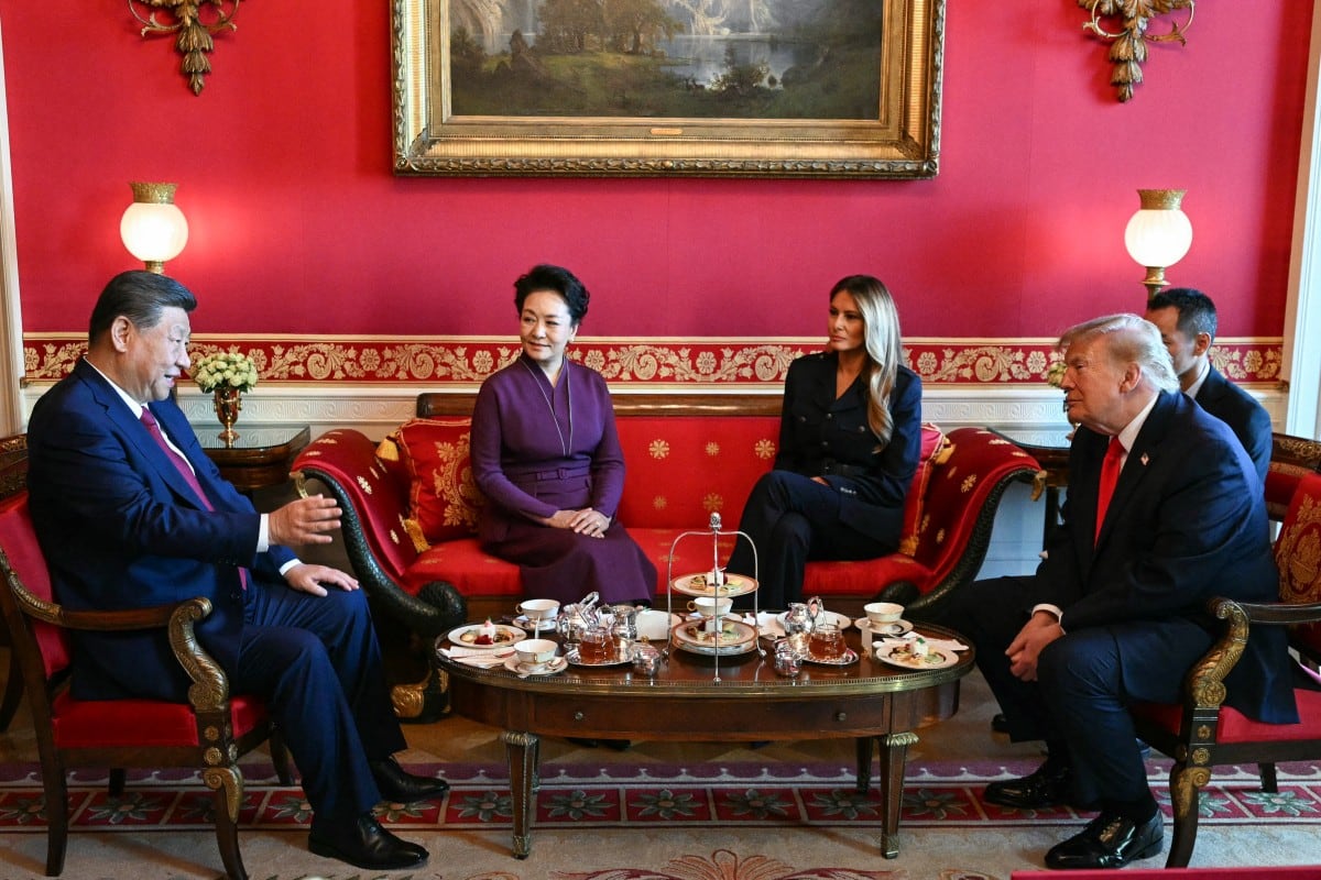 El presidente de Estados Unidos, Donald Trump, y la primera dama, Melania Trump, reciben al presidente de China, Xi Jinping, y a su esposa, Peng Liyuan, para tomar el té en el Salón Rojo de la Casa Blanca, en Washington, D. C., el 25 de septiembre de 2026.