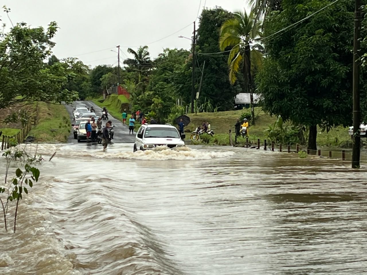 Las fuertes lluvias de este viernes provocaron afectaciones en varios sectores de Limón.