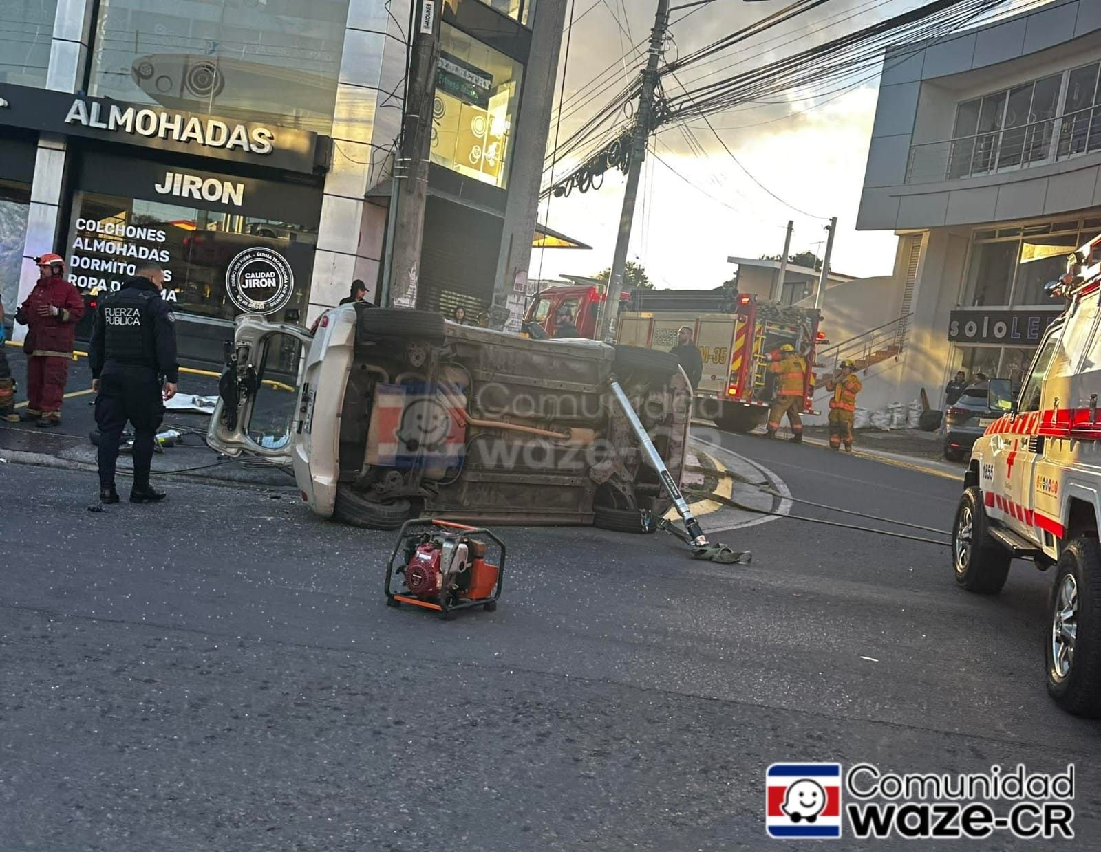 Durante la huida, el sospechoso requerido por las autoridades habría perdido el control del vehículo en una curva. Personal de Bomberos, Cruz Roja y Fuerza Pública llegaron al sitio.