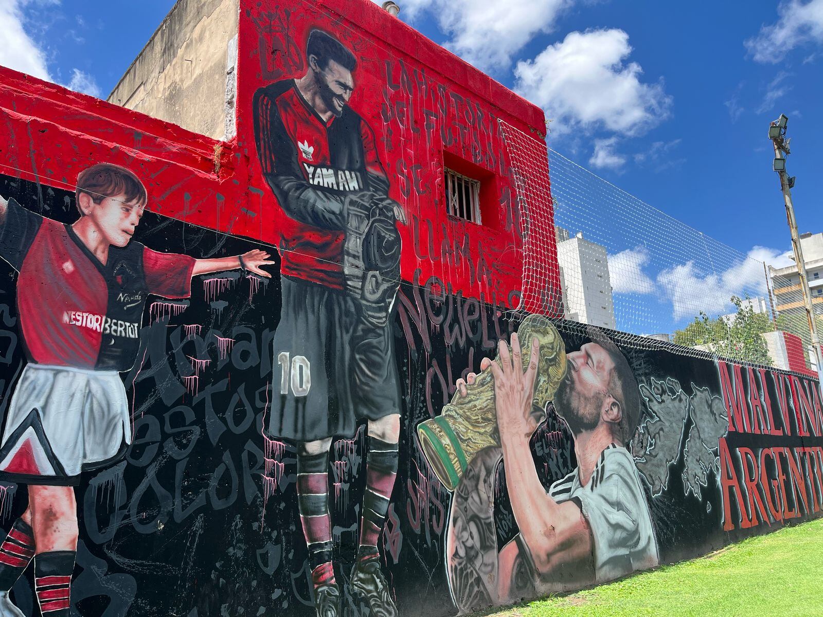 En la primera cancha profesional que jugó Messi, la cual fue la de la Escuela Malvinas Argentinas, hay otro mural sobre el astro argentino.