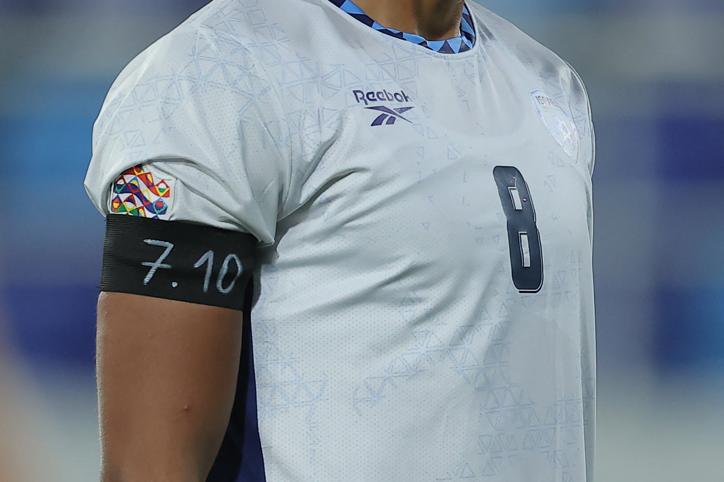 El jugador de la Selección de Israel Dor Peretz usa el brazalete negro por las víctimas del 7 de octubre, en el partido contra Irlanda por la Nations League de Europa.