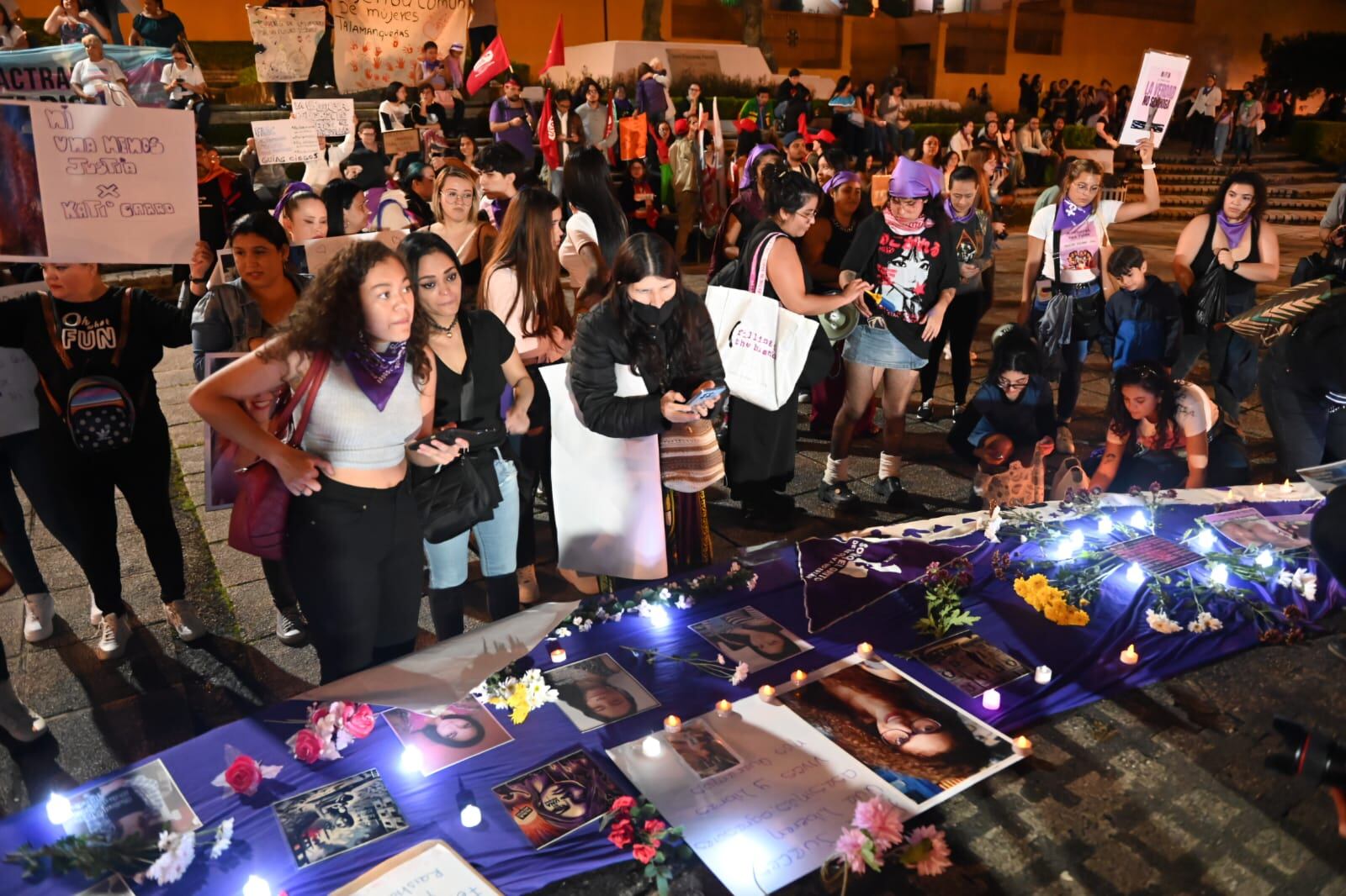 Asistentes a las marcha observaron las fotos de las víctimas de las femicidios pegadas en una especie de altar en la plaza de la Democracia.