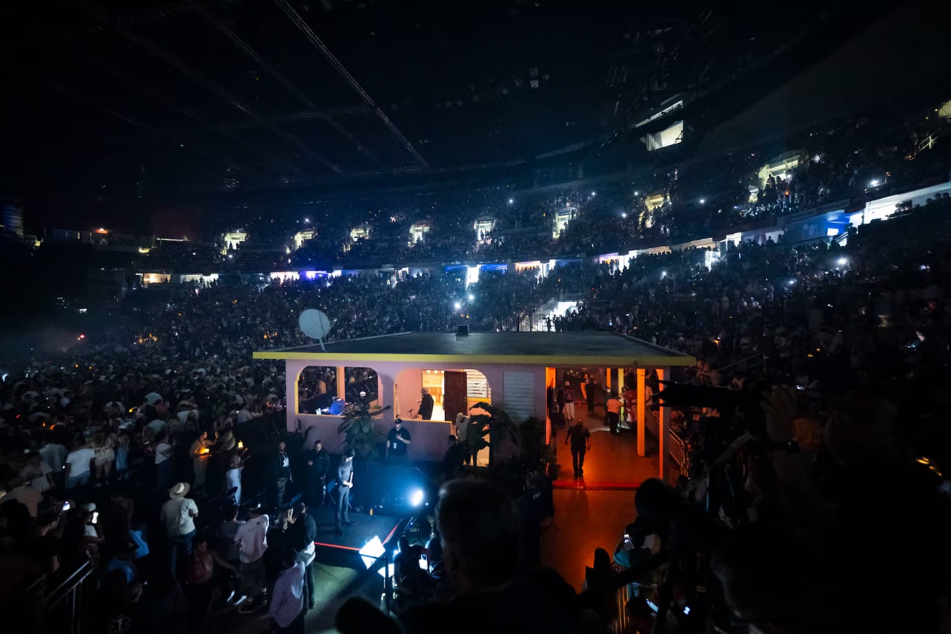 Desde la casa tradicional puertorriqueña, Benito cantó un set de canciones y lo acompaño el basquetbolista Lebrón James.
