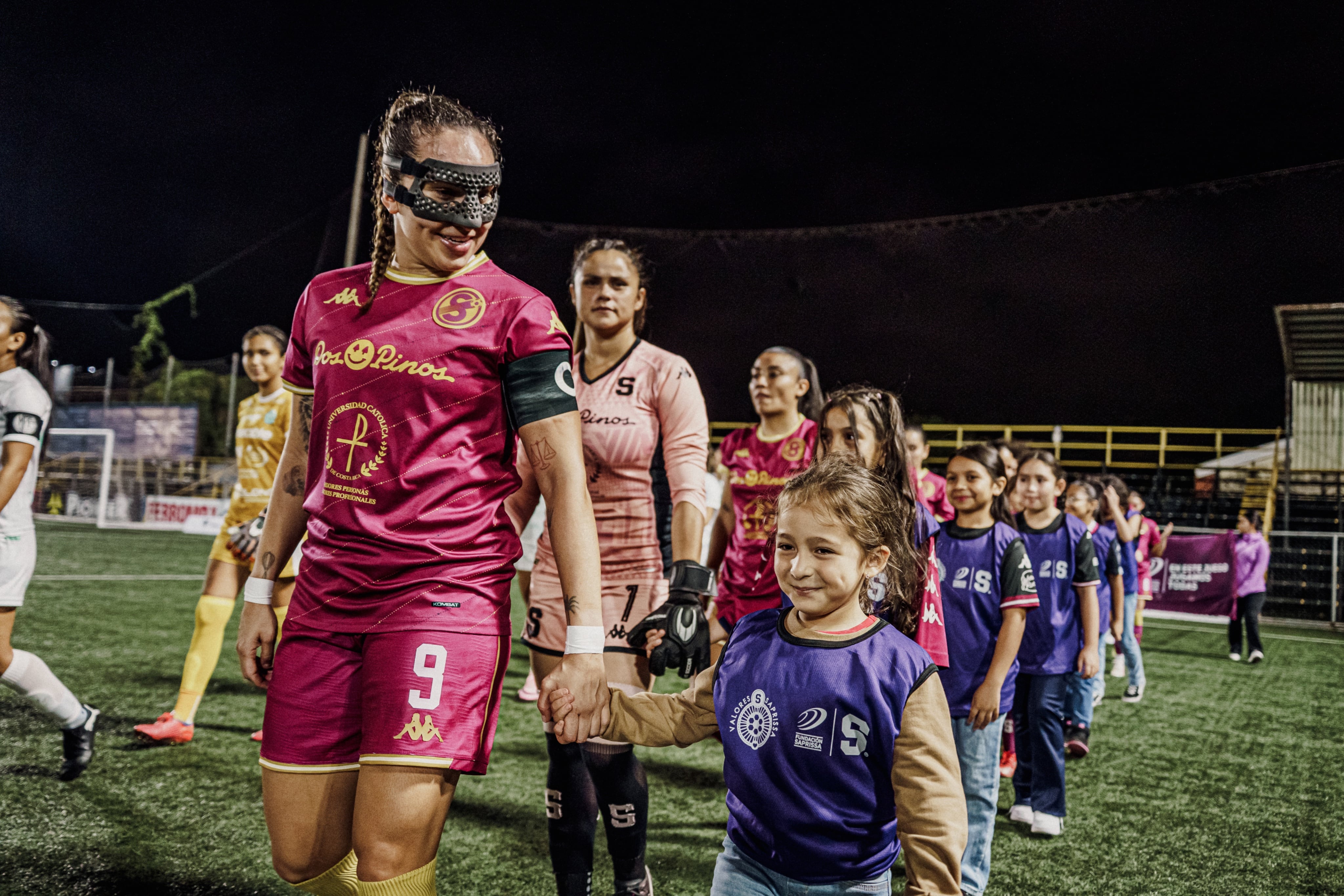 Las jugadoras de Saprissa salieron a la cancha con niñas de Fundación Saprissa. Carolina Venegas actuó con máscara por la fractura en la nariz.