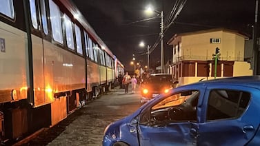 Choque de carro contra el tren de Cartago dejó tres heridos la noche de este martes