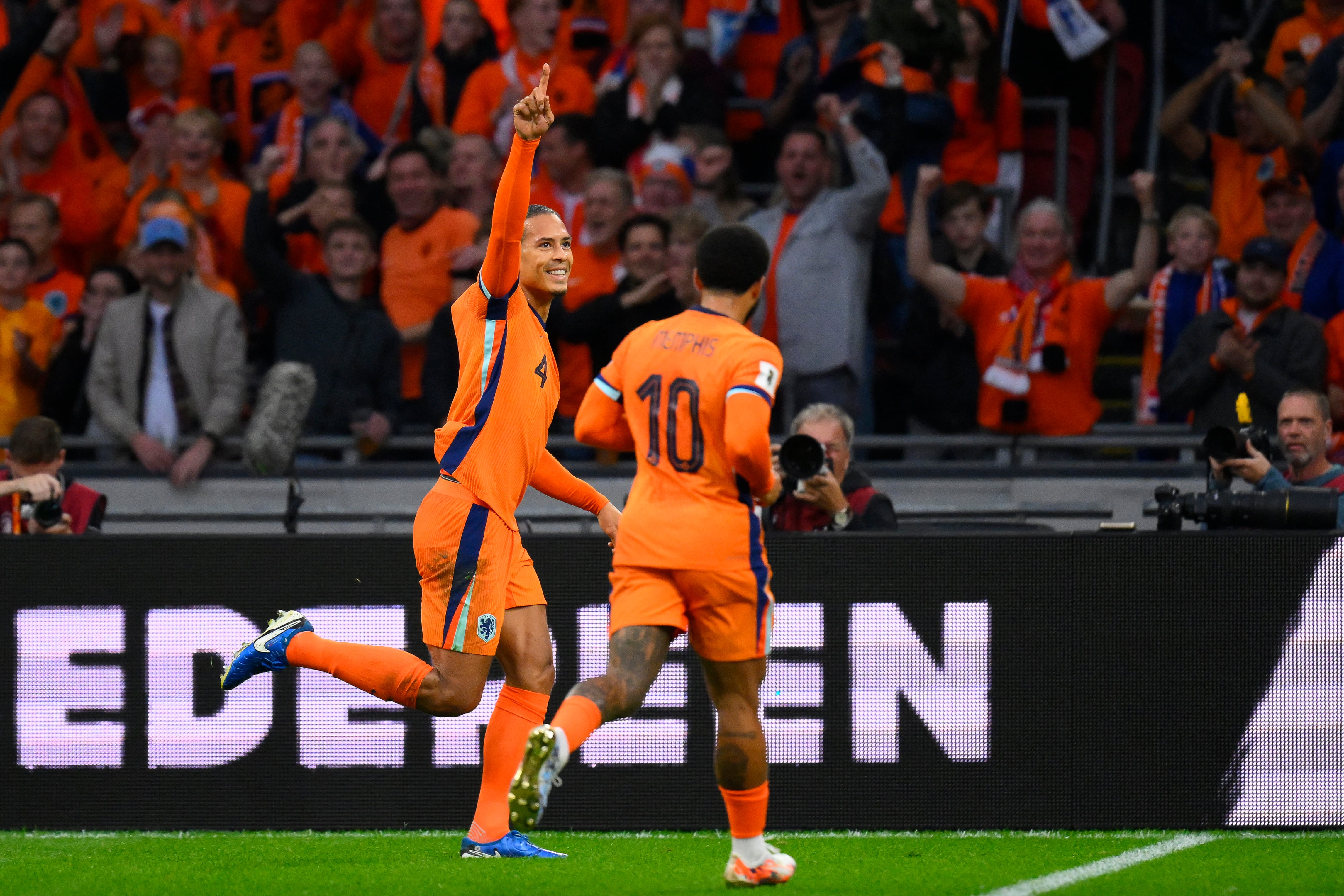 El defensor de Países Bajos Virgil van Dijk celebra tras anotar el segundo gol de su equipo ante Finlandia, en la Arena Johan Cruyff por las eliminatorias de Europa rumbo al Mundial 2026.