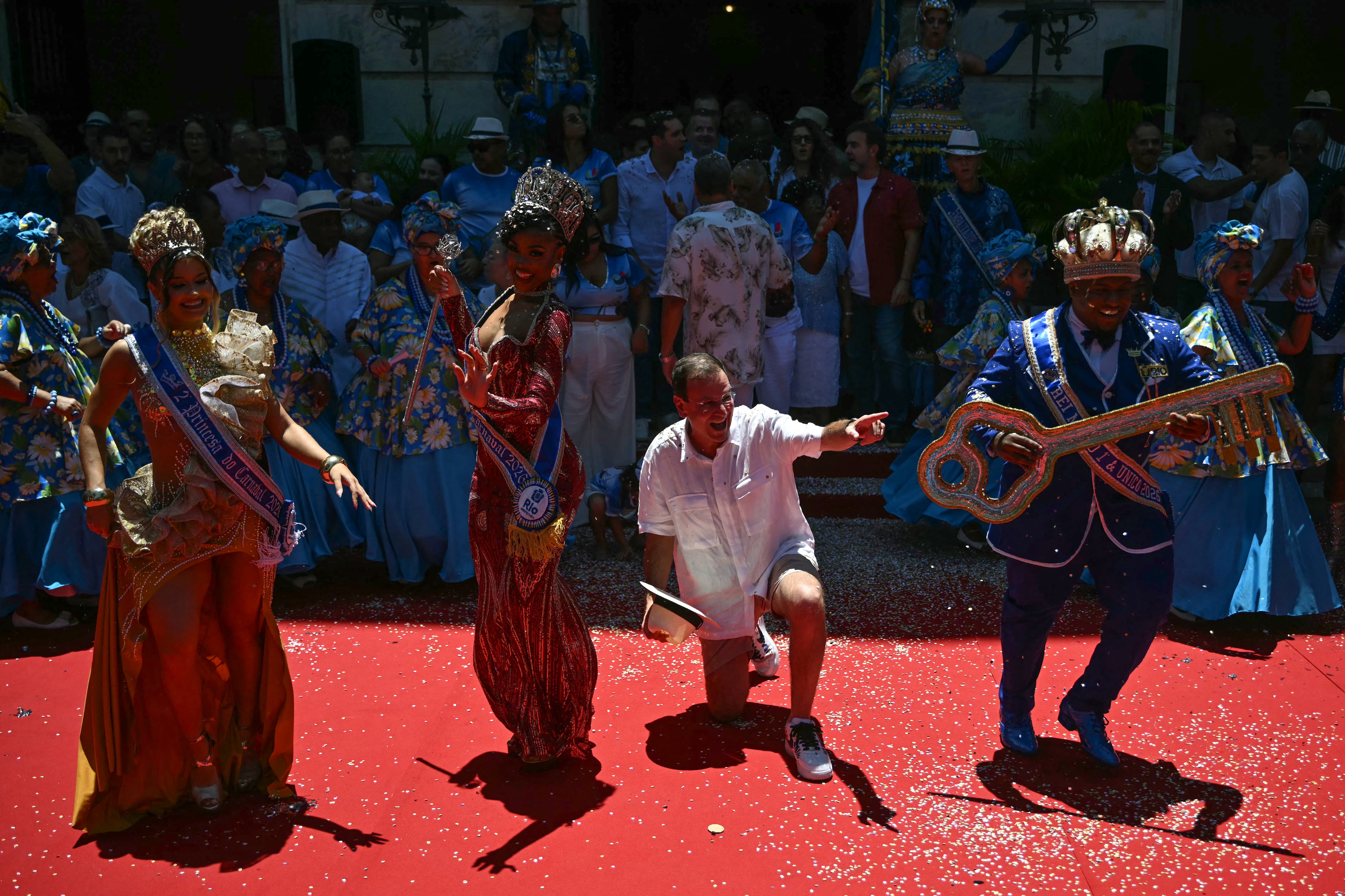 El Rey Momo Cédric da Costa y la Reina del Carnaval Caroline Xavier, de Unidos da Tijuca, re.ciben la llave de la ciudad de manos del alcalde Eduardo Paes durante la ceremonia oficial de apertura del Carnaval en Río de Janeiro.