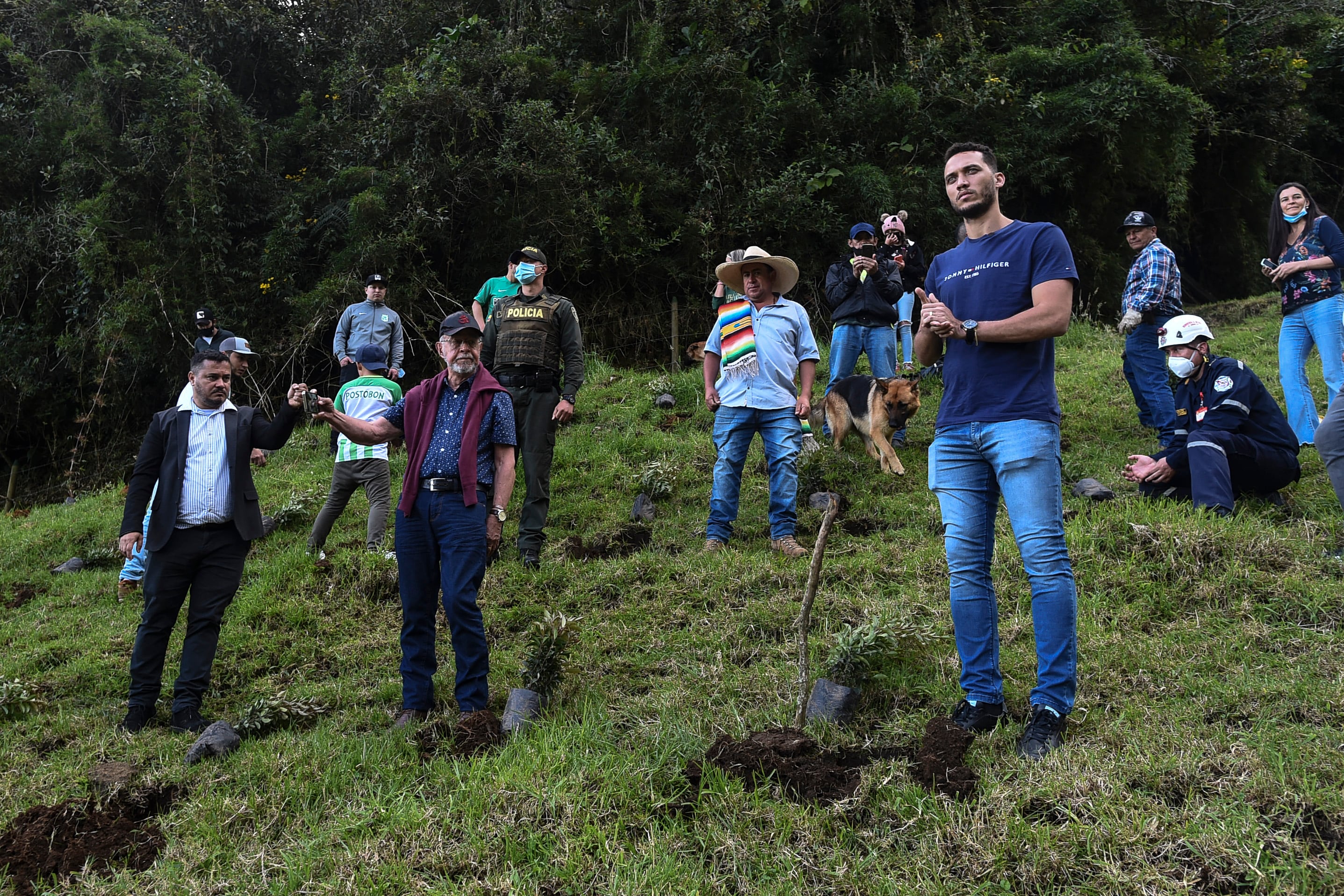 El jugador brasileño Helio Neto plantó un árbol en el sitio del accidente del Chapecoense, como homenaje a las víctimas, en el año 2022.