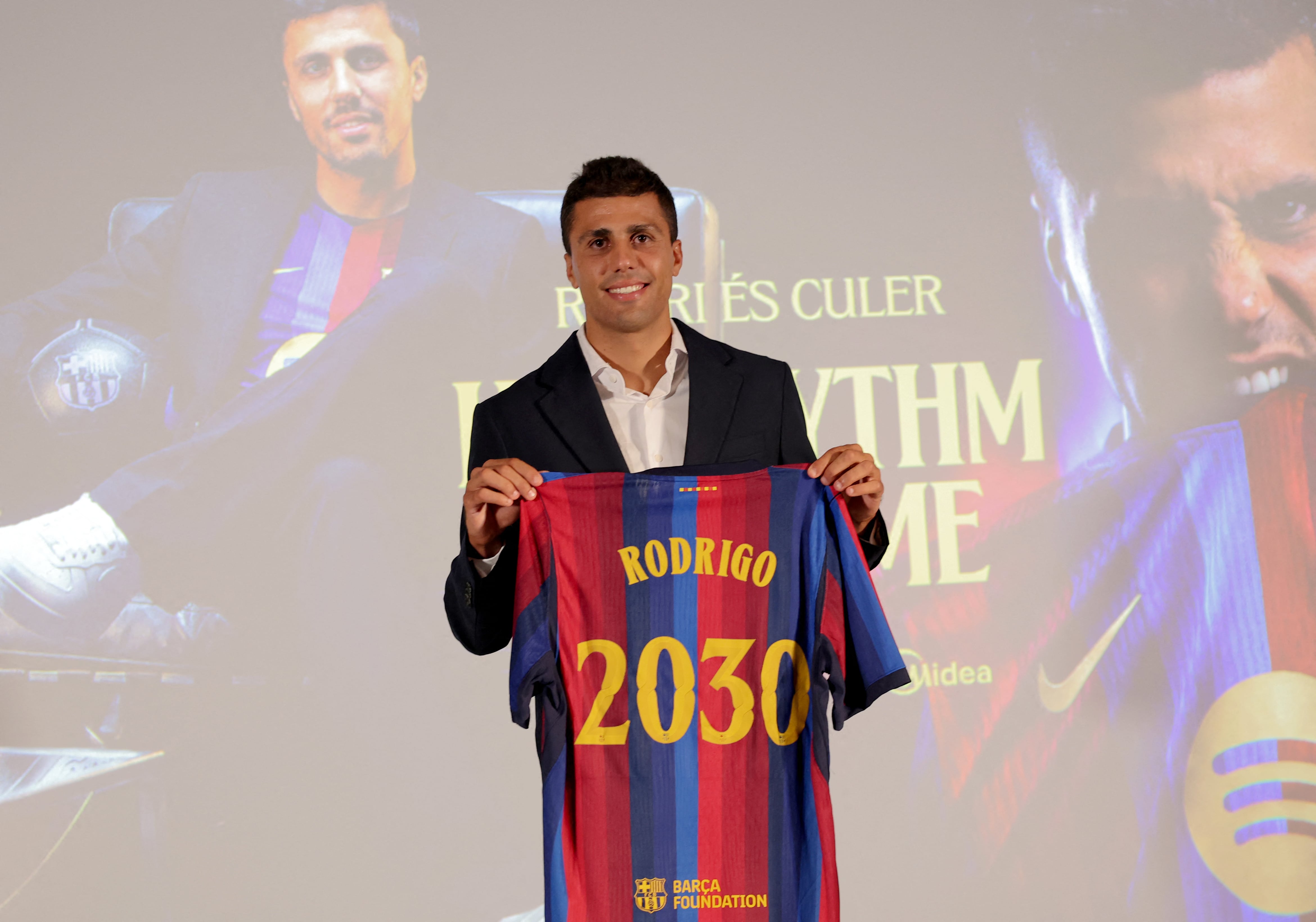 El internacional español Rodri posa con la camisa de su nuevo equipo, el FC Barcelona, durante la presentación de este 18 de agosto.