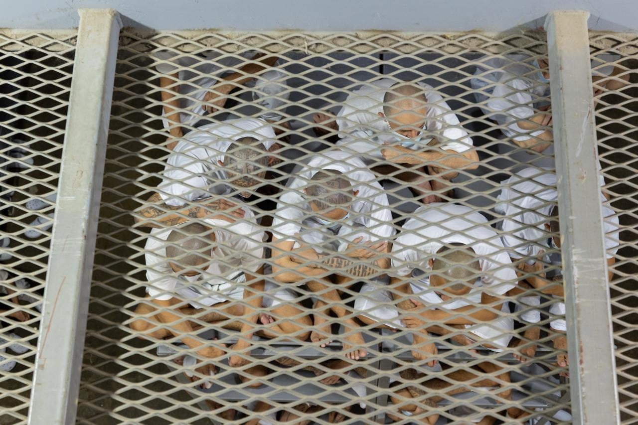 Imágenes de la visita del presidente Rodrigo Chaves al Centro de Confinamiento del Terrorismo (CECOT) de El Salvador.