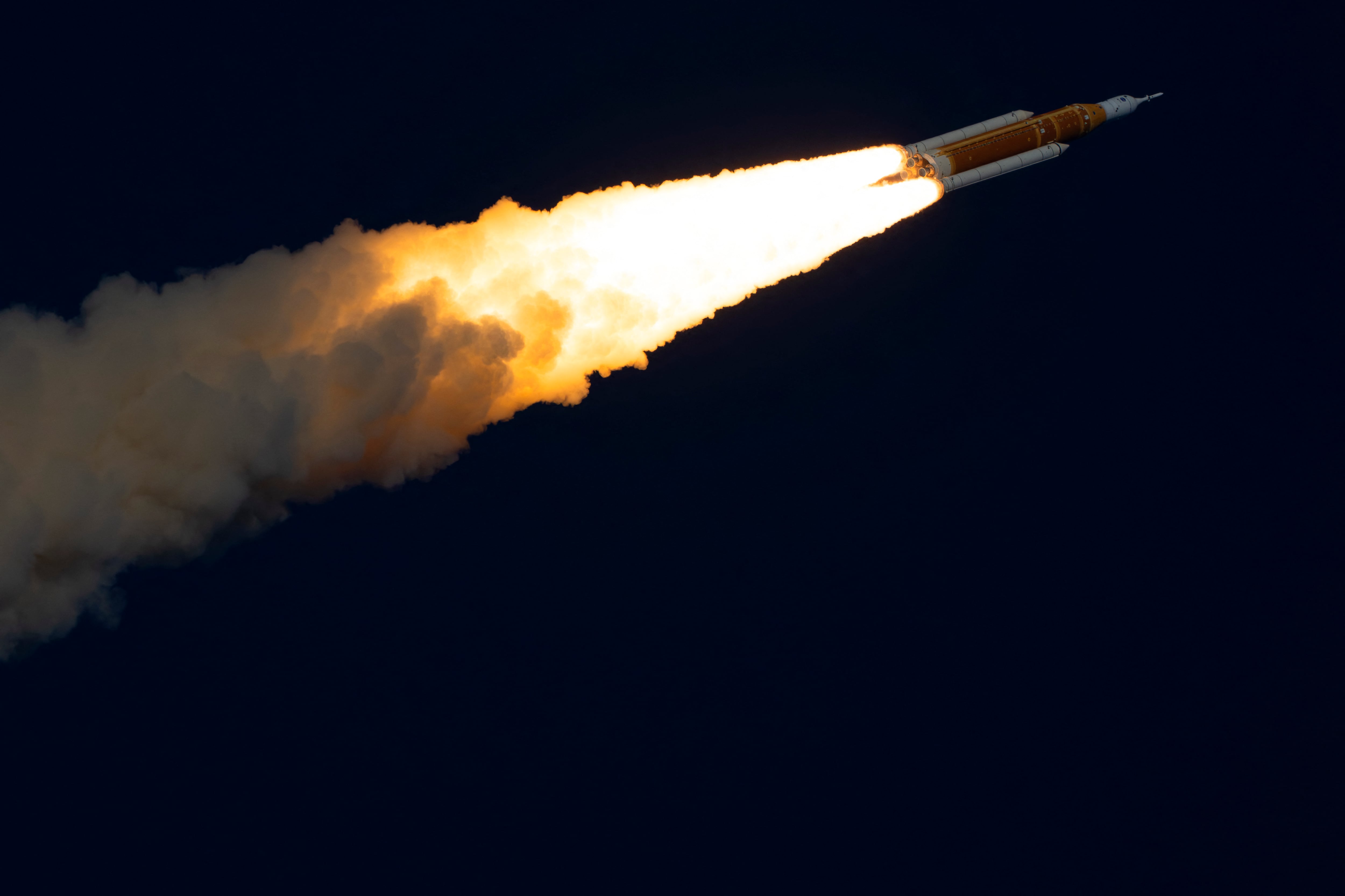La cápsula Orion transporta a cuatro astronautas en la misión Artemis II, el primer viaje tripulado hacia la Luna en más de medio siglo. Detalle del despegue este miércoles desde Cabo Cañaveral en Florida.