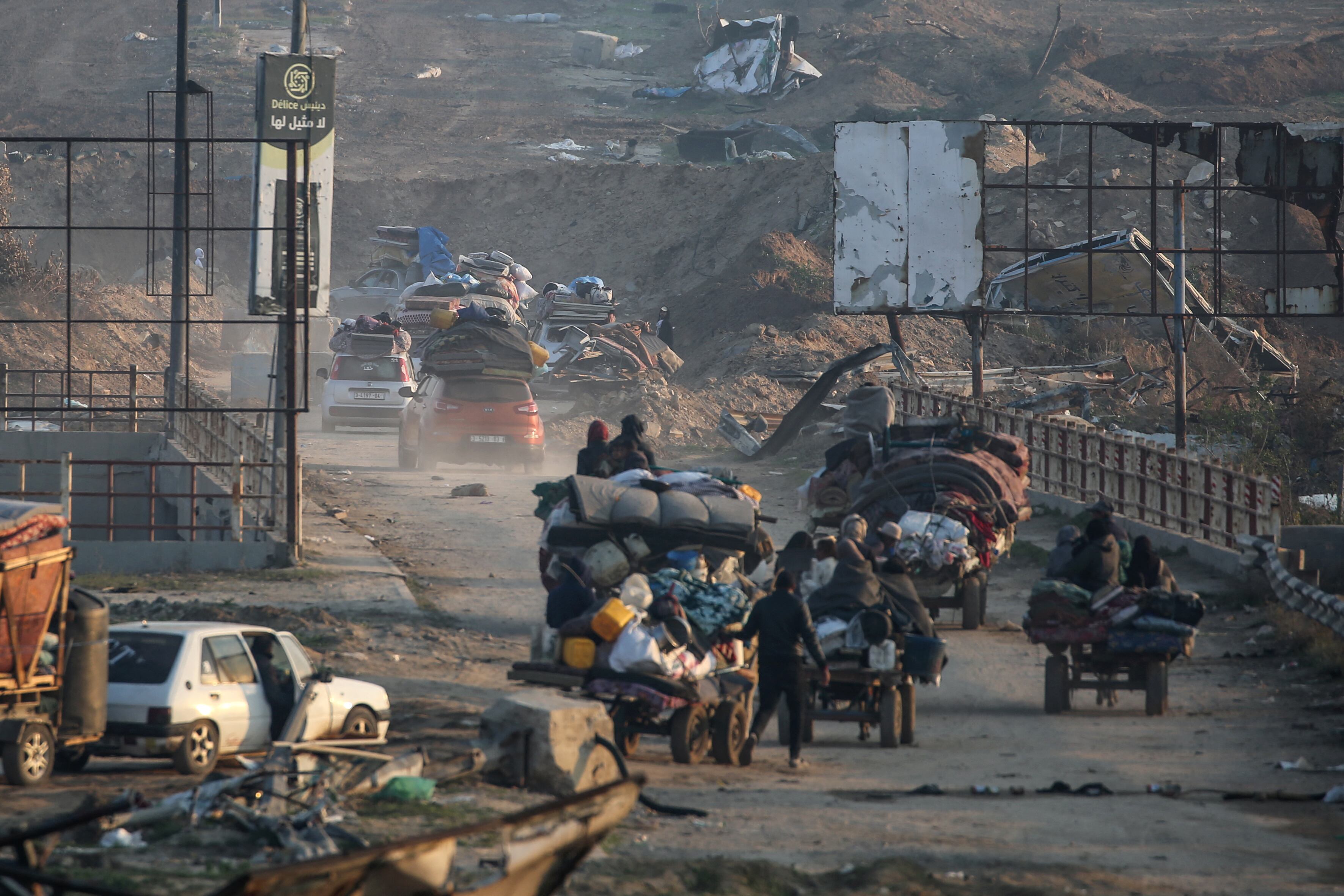 Palestinos desplazados cruzan una sección del corredor Netzarim mientras se dirigen desde el sur hacia el norte de la Franja de Gaza, en la carretera Saladino, en Mughraqa, en el centro de Gaza.