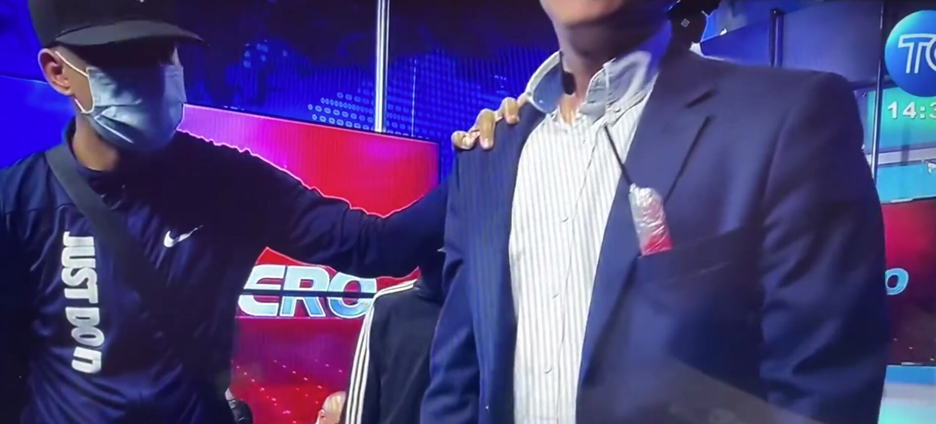 Delincuentes tomaron un canal estatal de Guayaquil mientras los periodistas estaban en una transmisión en vivo. Uno de ellos colocó un explosivo en el bolsillo del saco del presentador.