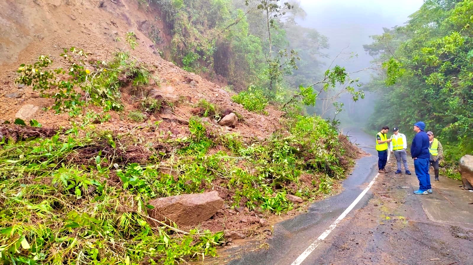 El paso de montaña por la ruta 2, sector Cerro de la Muerte, sufrió varios derrumbes la semana pasada que obligaron a cierre preventivo del tránsito. Fotografía: MOPT