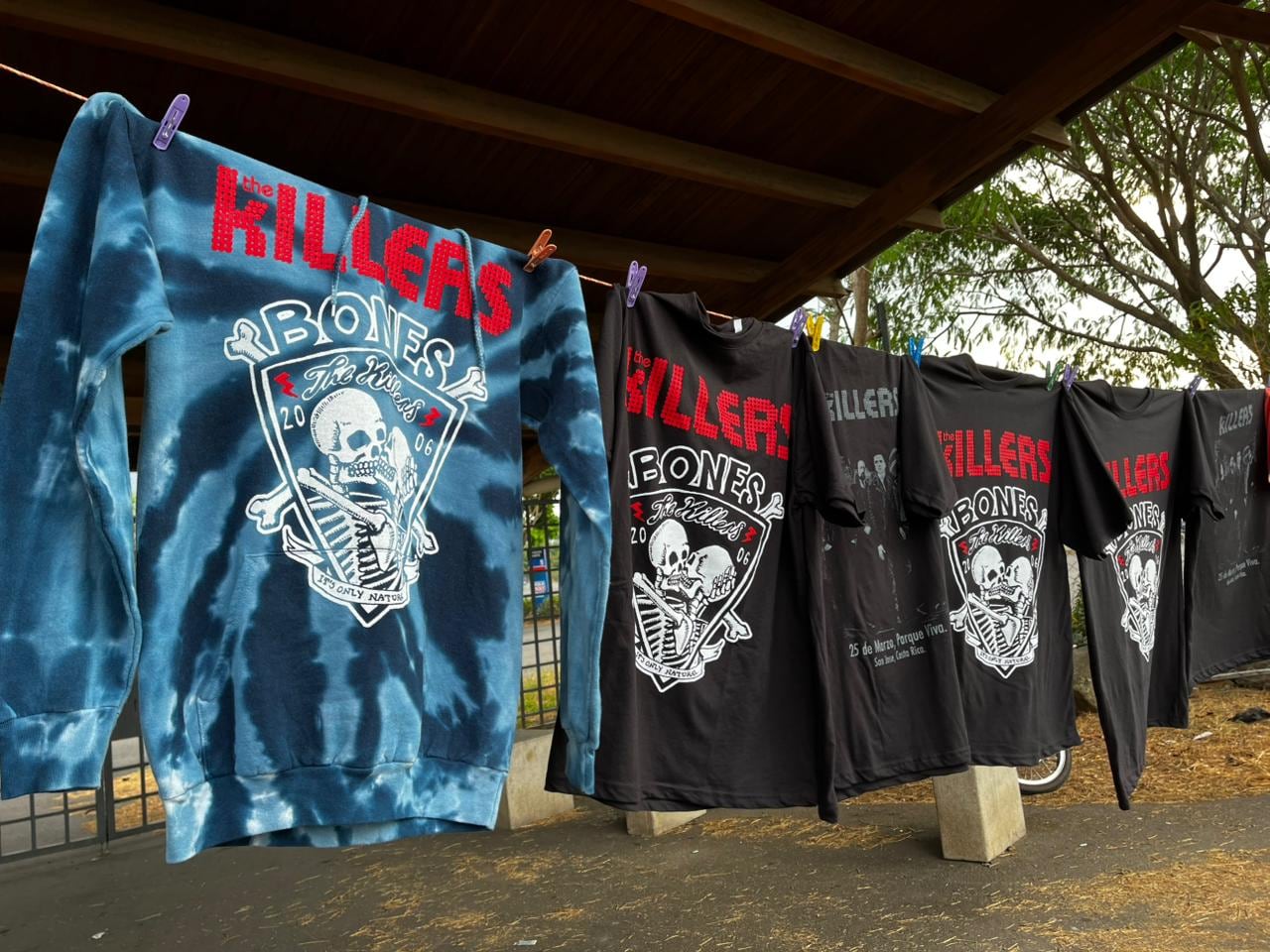 En las afueras el ambiente calentaba con diversas prendas de la banda 'The Killers'.