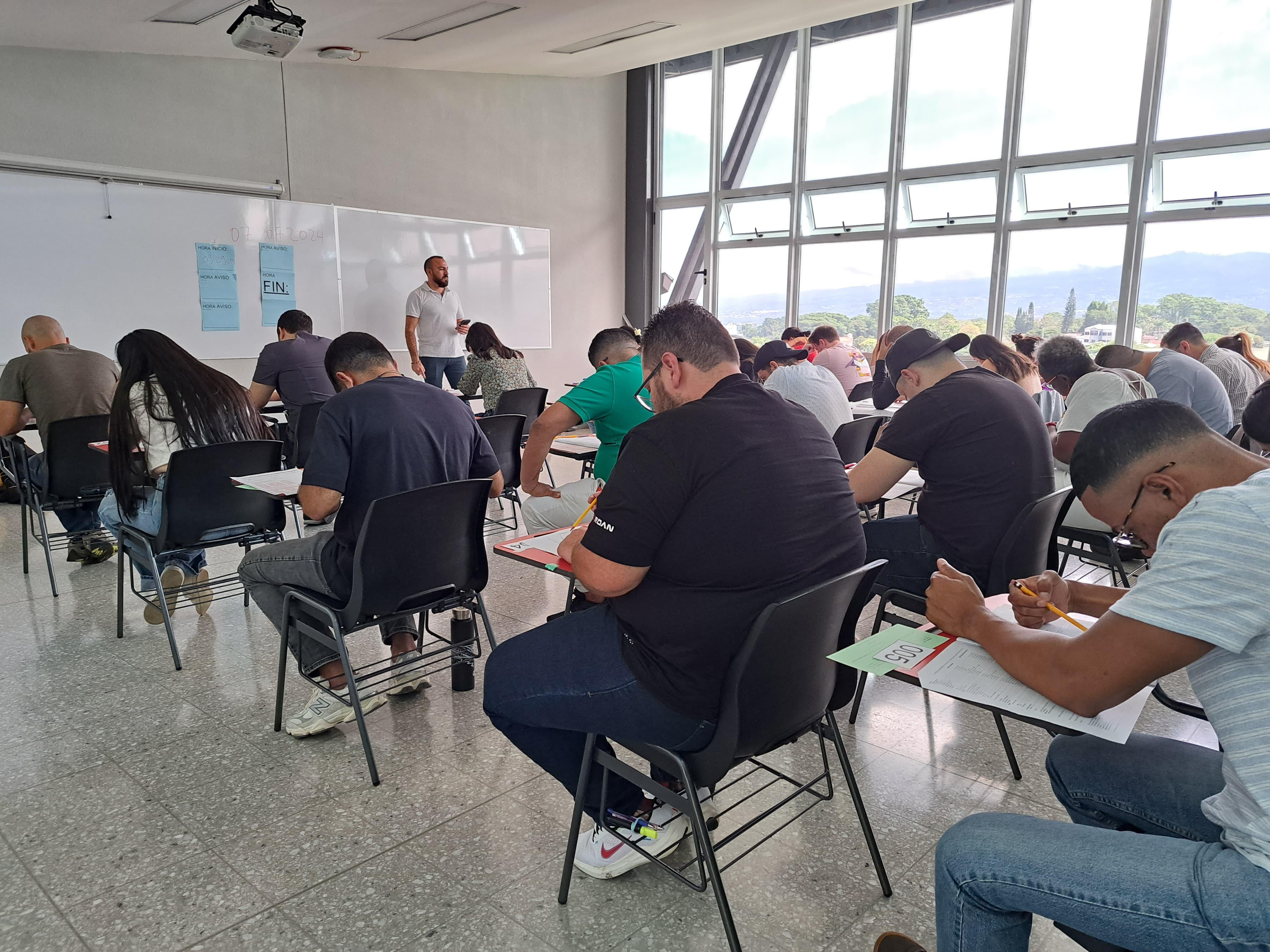 Examen único para especialidades médicas aplicado por la CCSS, 7 de julio 2024. Instalaciones de UCR