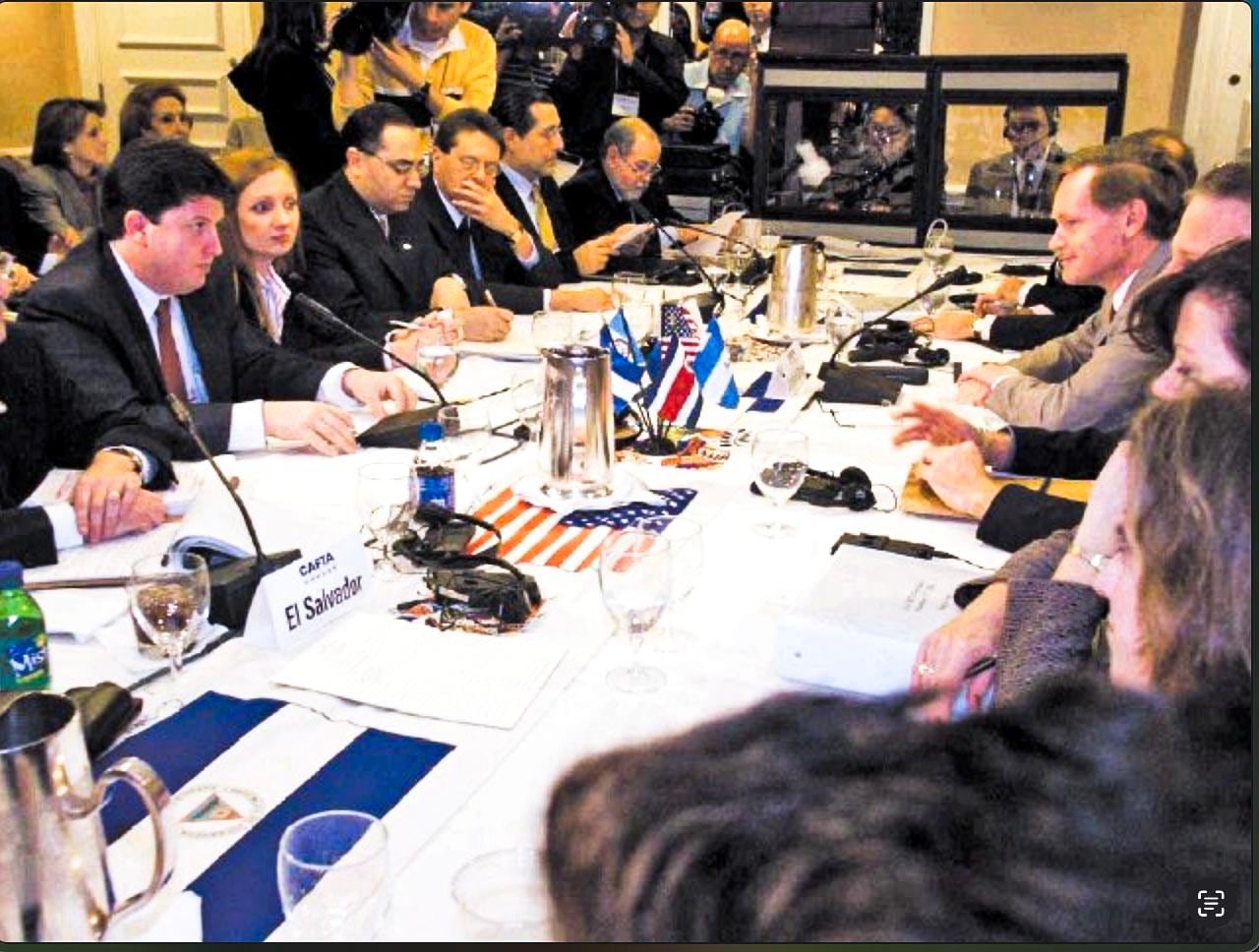 Personas de traje sentadas en una reunión.