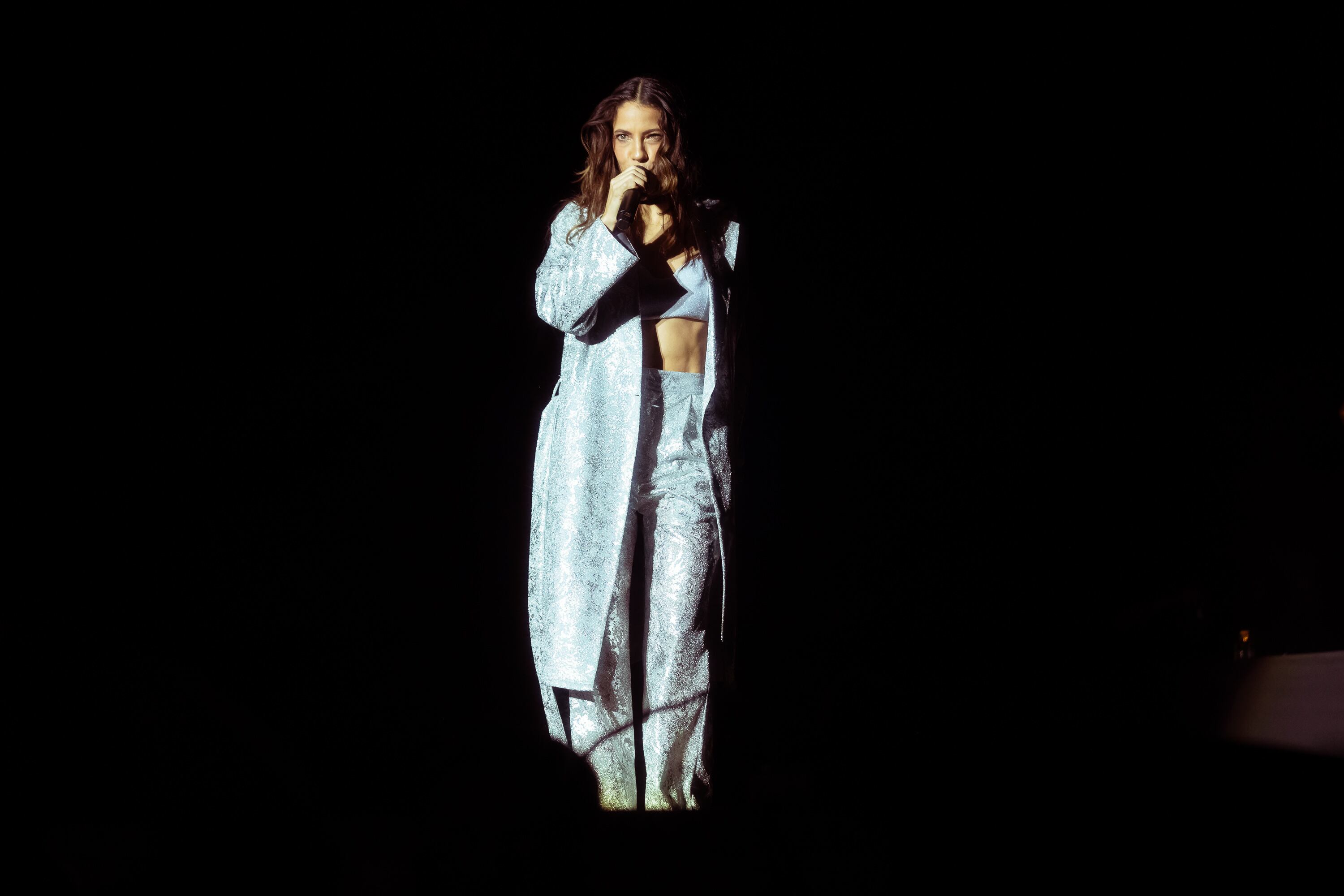 Como parte de sus discursos entre canciones Debi Nova agradeció el apoyo por tantos años de carrera y dijo que espera que más artistas nacionales sigan llenando escenarios.