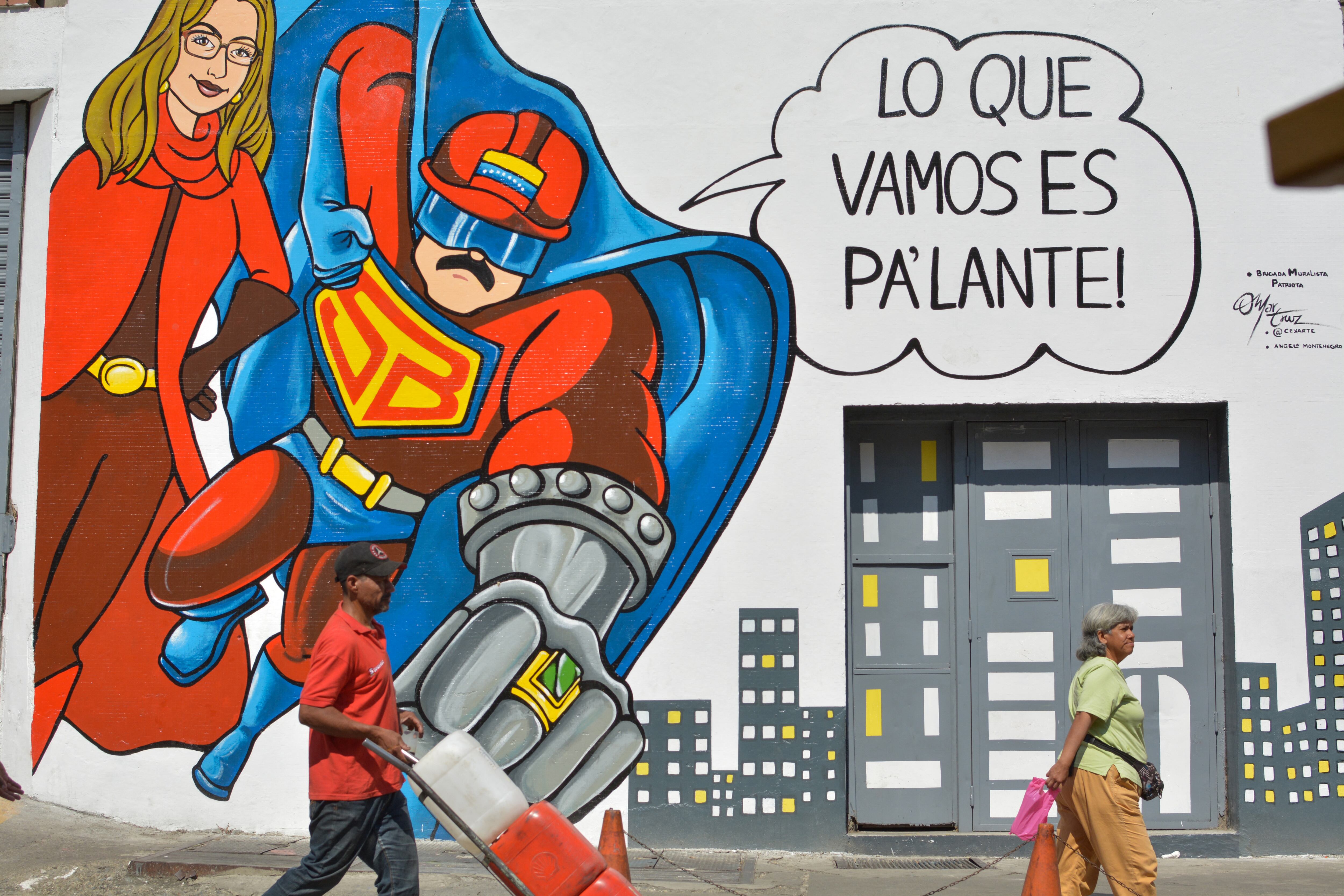 La gente pasa junto a un mural que representa al personaje de cómic 'Super Bigote', inspirado en Nicolás Maduro, quien arremetió contra las redes sociales en Venezuela.