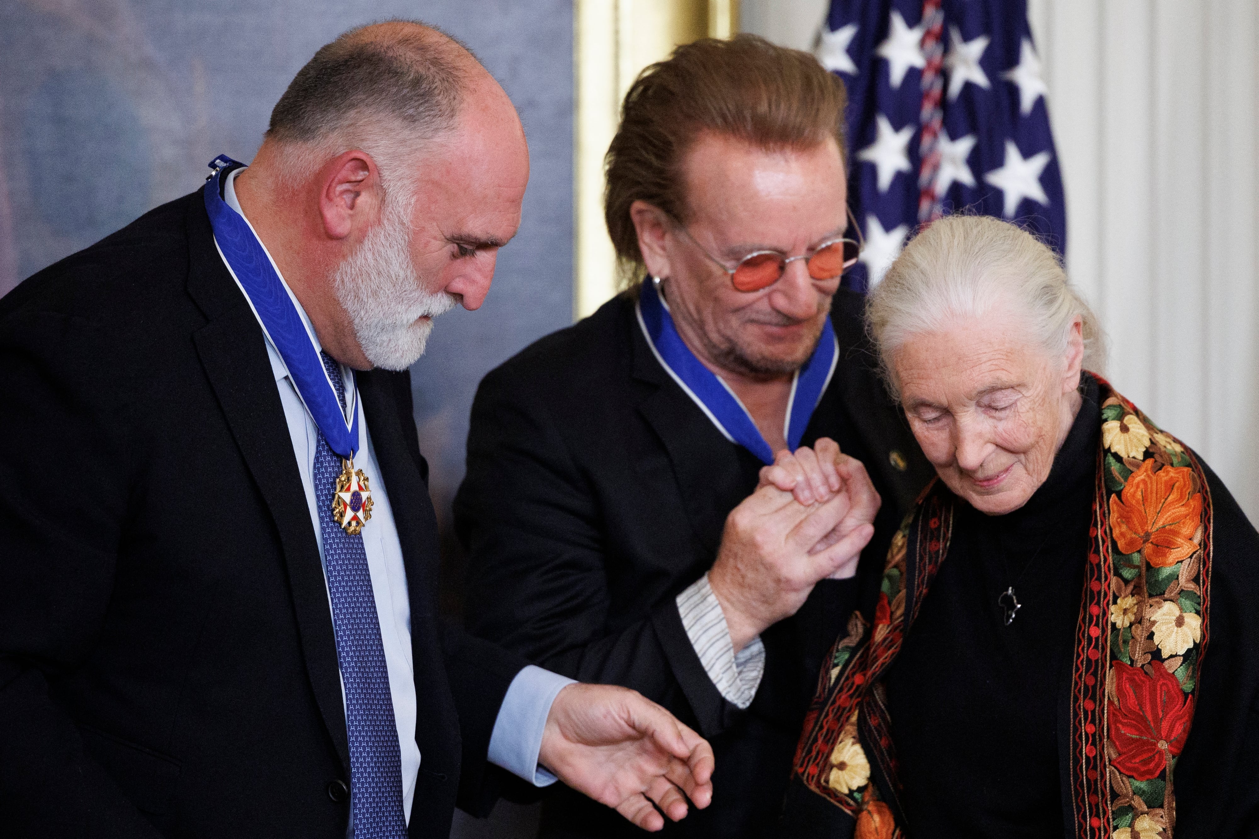 El chef Jose Andres y Bono saludan de abrazo a la ecologista Jane Goodall después de ser condecorados todos con la Medalla de la Libertad.