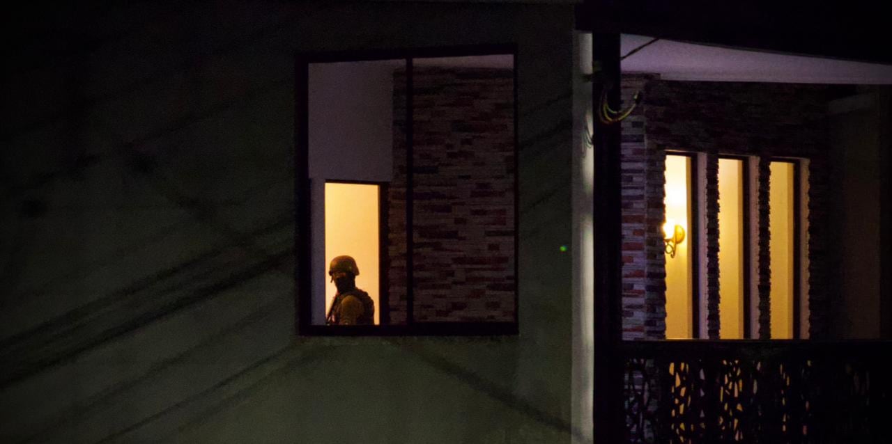 Agentes del Organismos de Investigación Judicial (OIJ) ejecutan 25 allanamientos para desarticular una organización delictiva, en apariencia, dedicada al tráfico internacional de drogas. Los operativos se realizan en Heredia y la zona sur del país.