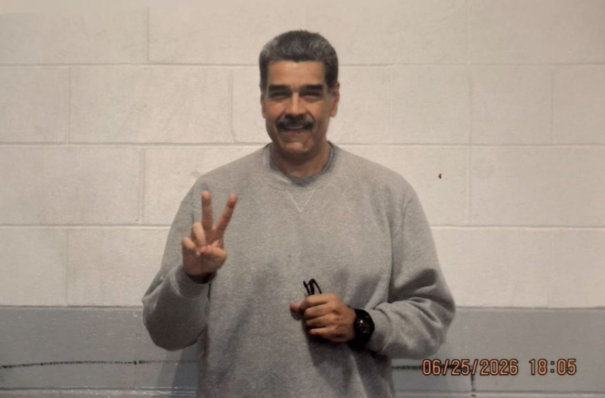 Nicolás Maduro aparece sonriente y con ropa gris en las fotografías que publicó desde el centro de detención en Nueva York.